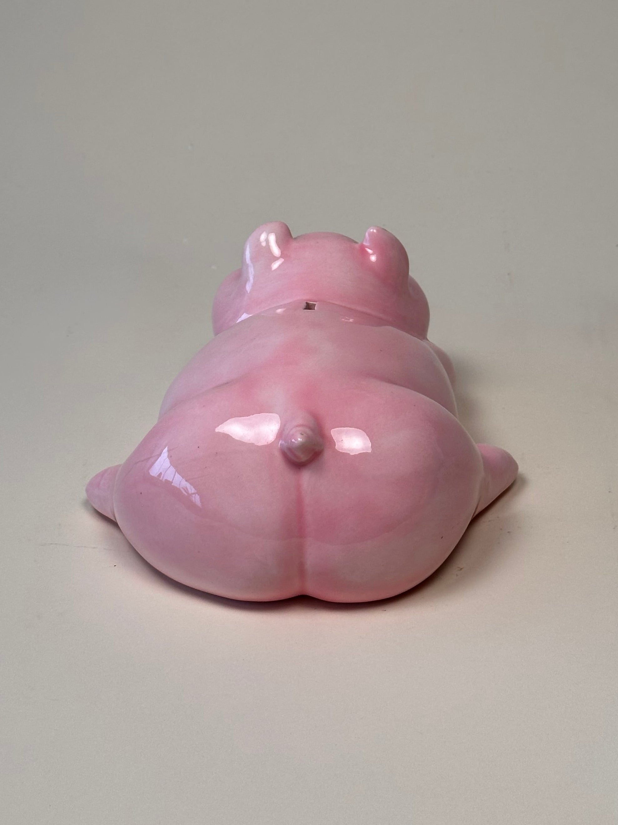 Tirelire en forme de cochon en céramique artisanale rose – signée Rachel, 1982