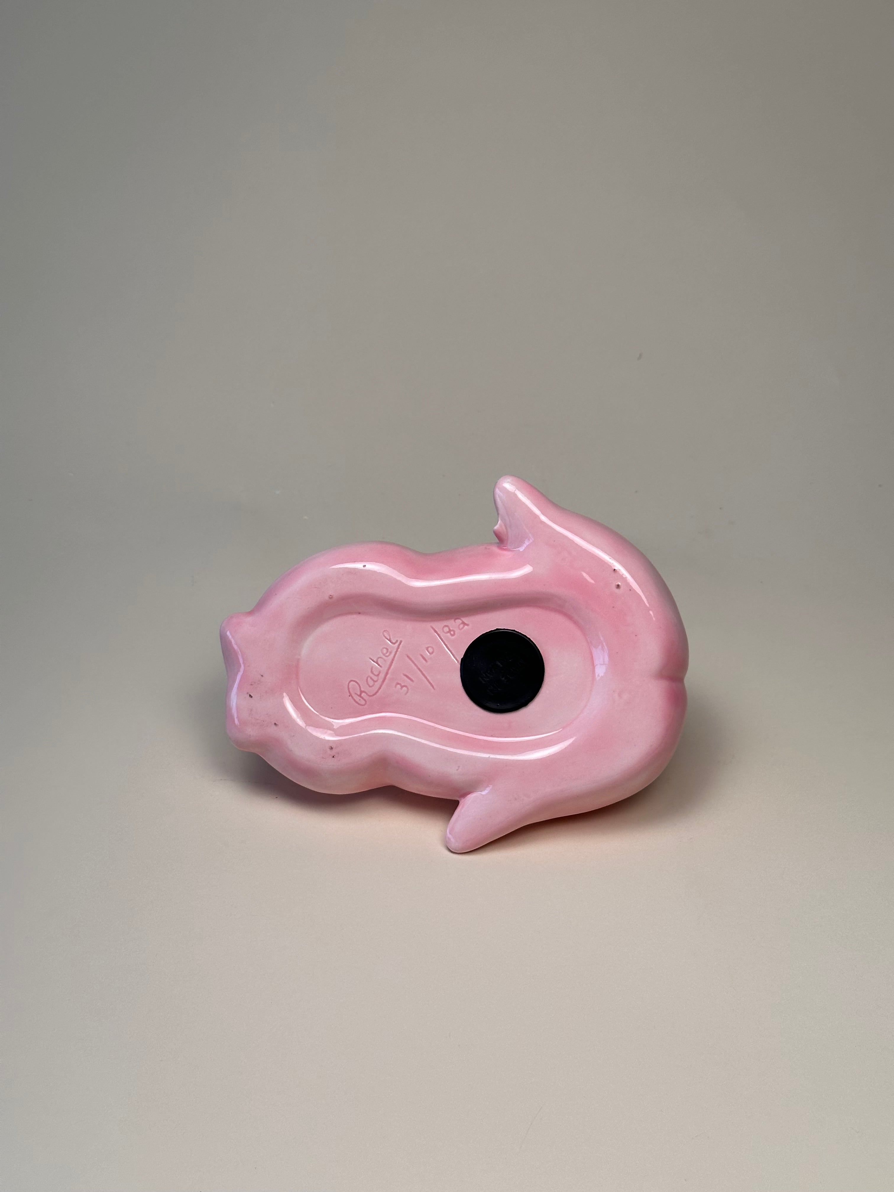 Tirelire en forme de cochon en céramique artisanale rose – signée Rachel, 1982