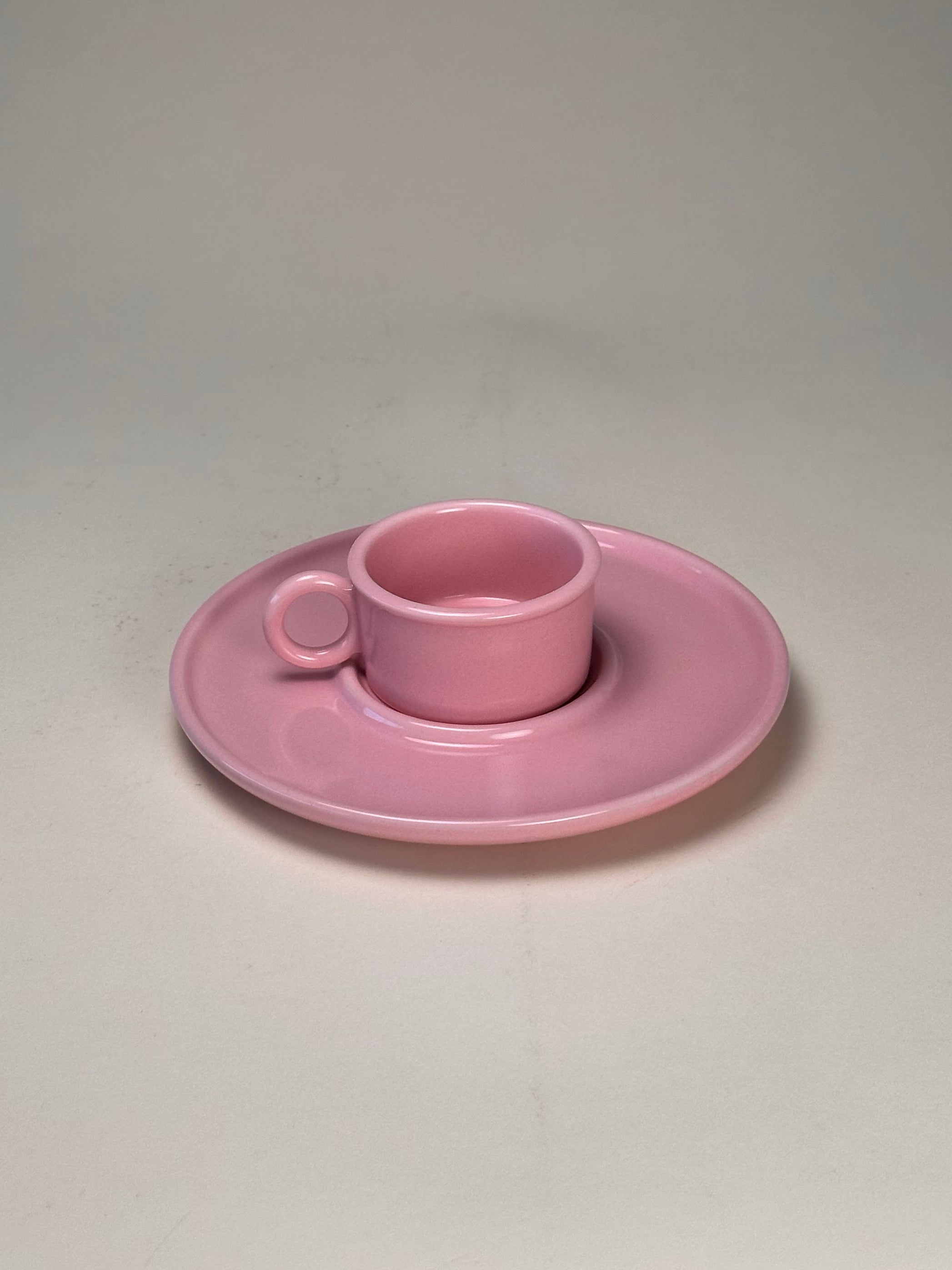 Tasse et soucoupe par Gustaf Westman pour Ikea, fait en céramique