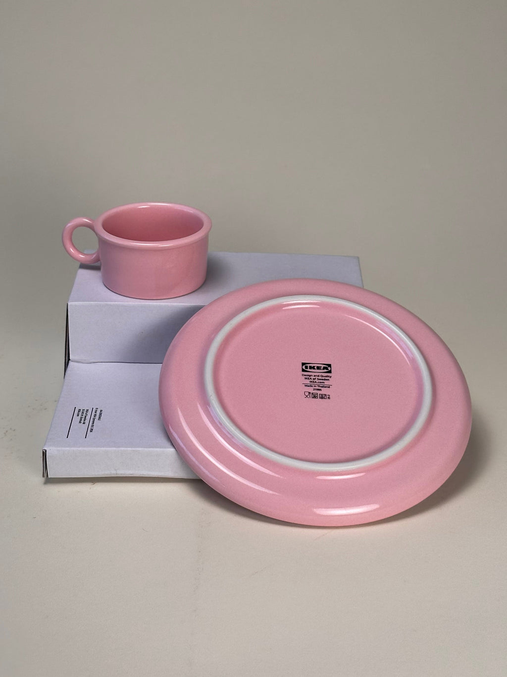 Tasse et soucoupe par Gustaf Westman pour Ikea, fait en céramique