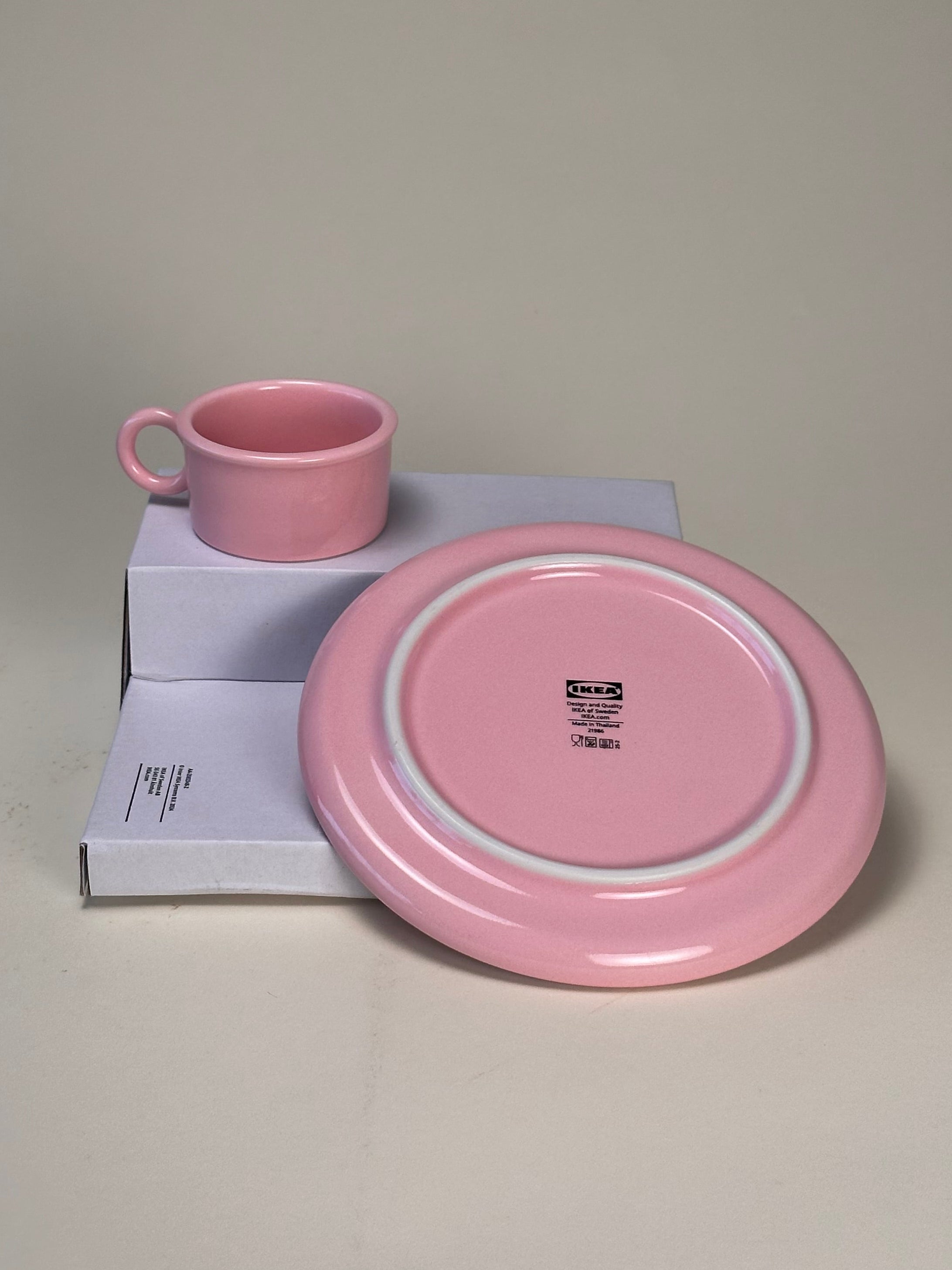 Tasse et soucoupe par Gustaf Westman pour Ikea, fait en céramique