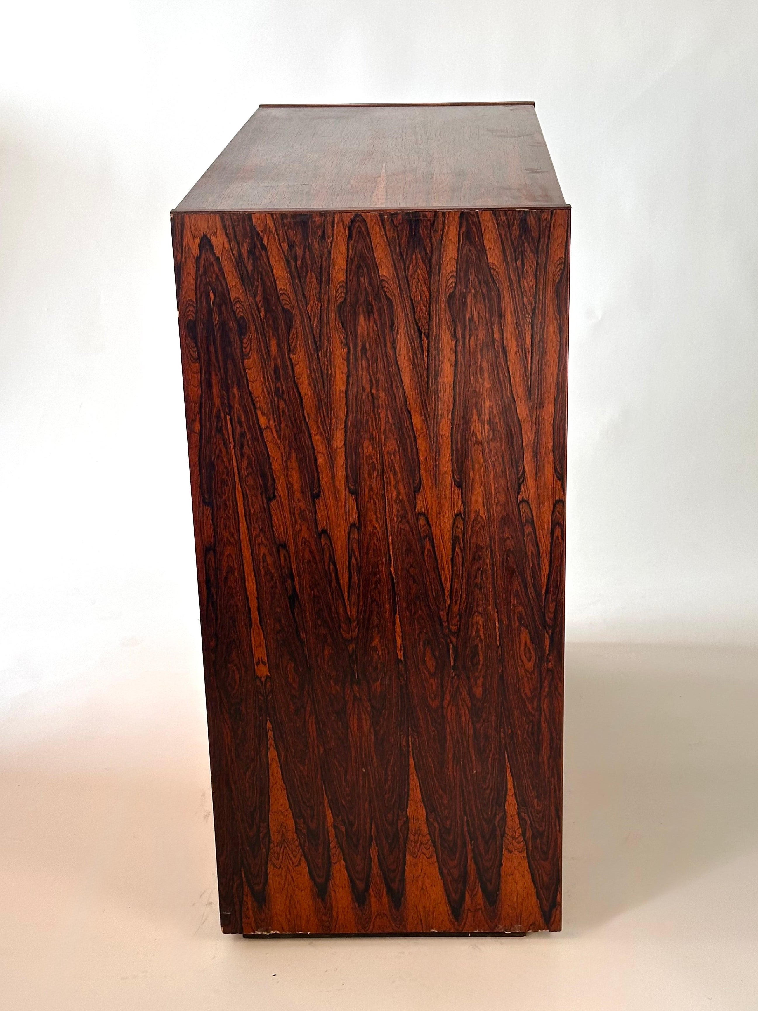 Commode en bois de rose brésilien, fait au Canada