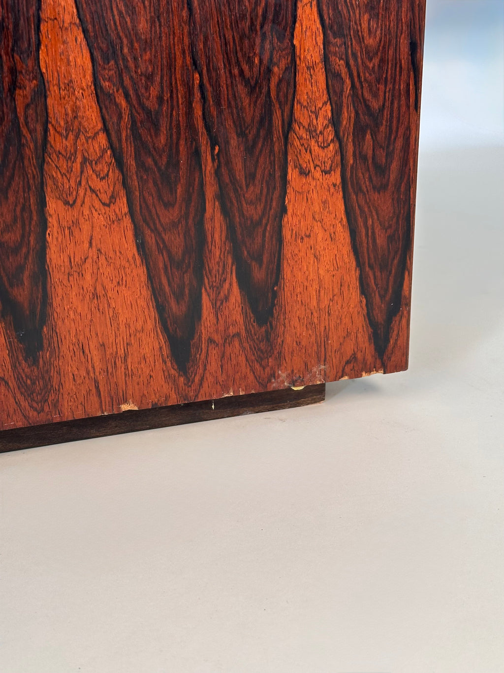 Commode en bois de rose brésilien, fait au Canada