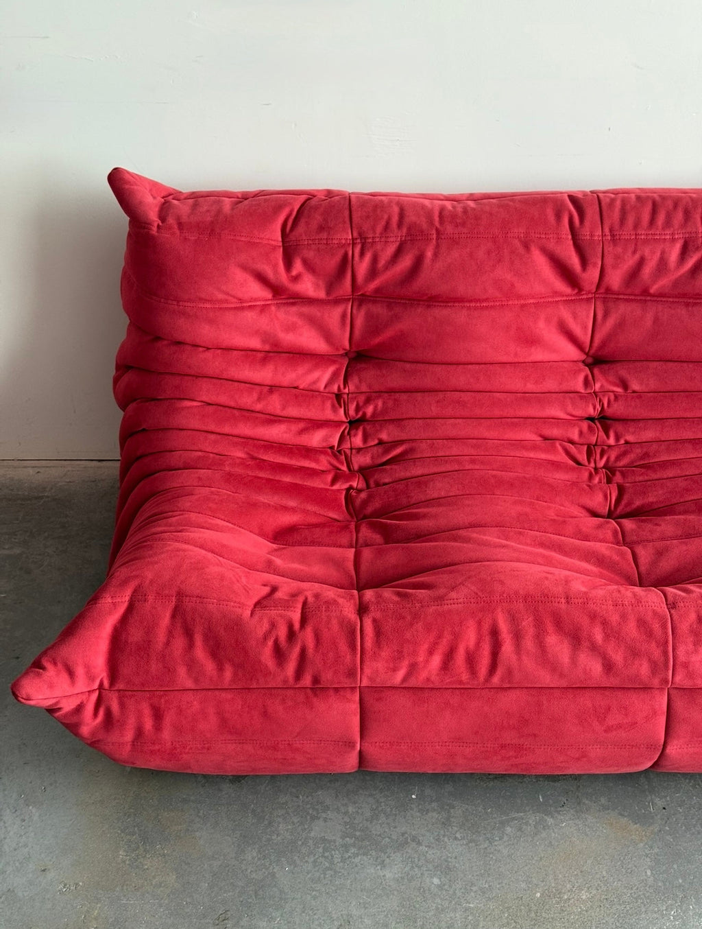 Canapé togo rouge Goya par Michel Ducaroy pour Ligne Roset, France