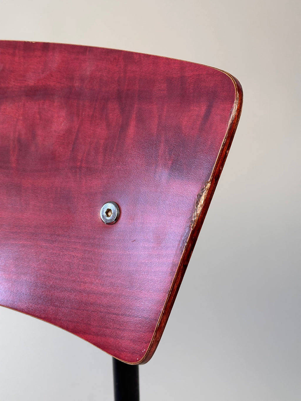 Chaise "M" par Alain degagne, fait à Montreal