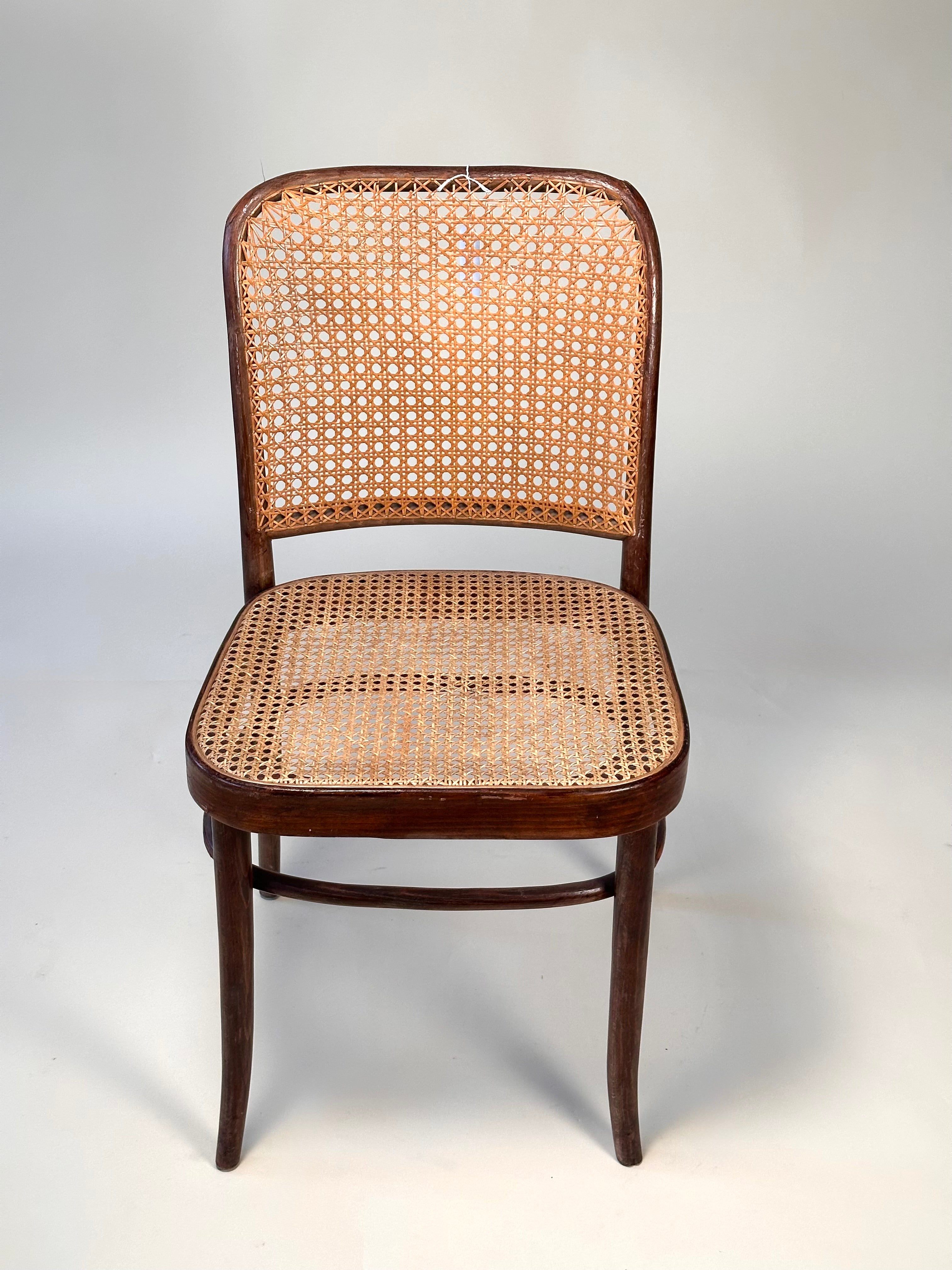 Chaise modèle 811 par ligna drouvania