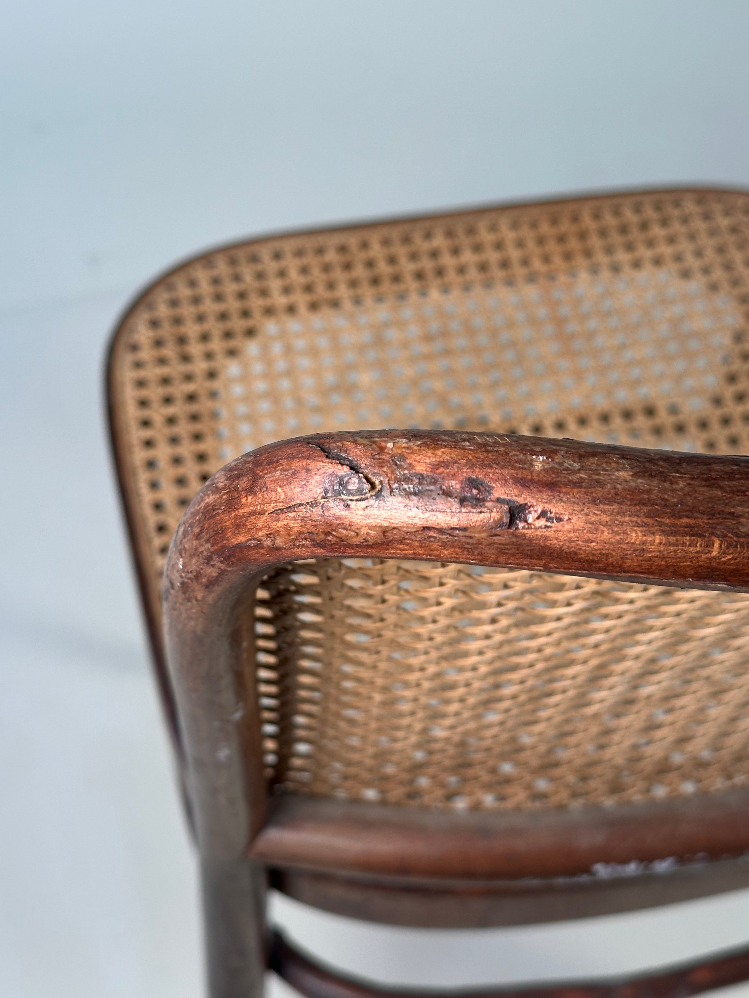 Chaise modèle 811 par ligna drouvania