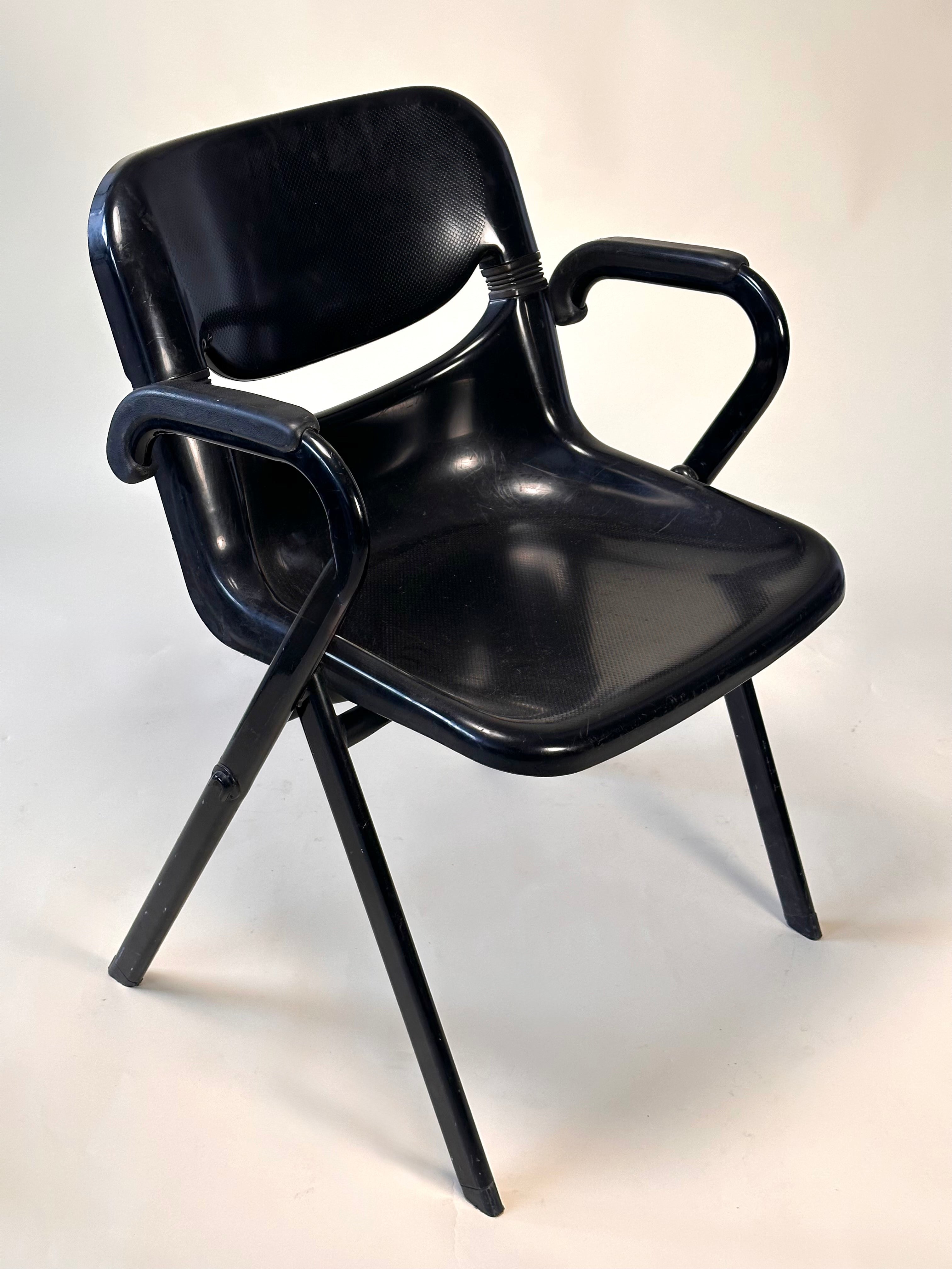 Chaise "dorsal" par Emilio Ambasz & Giancarlo Piretti pour Openark, fait en Italie