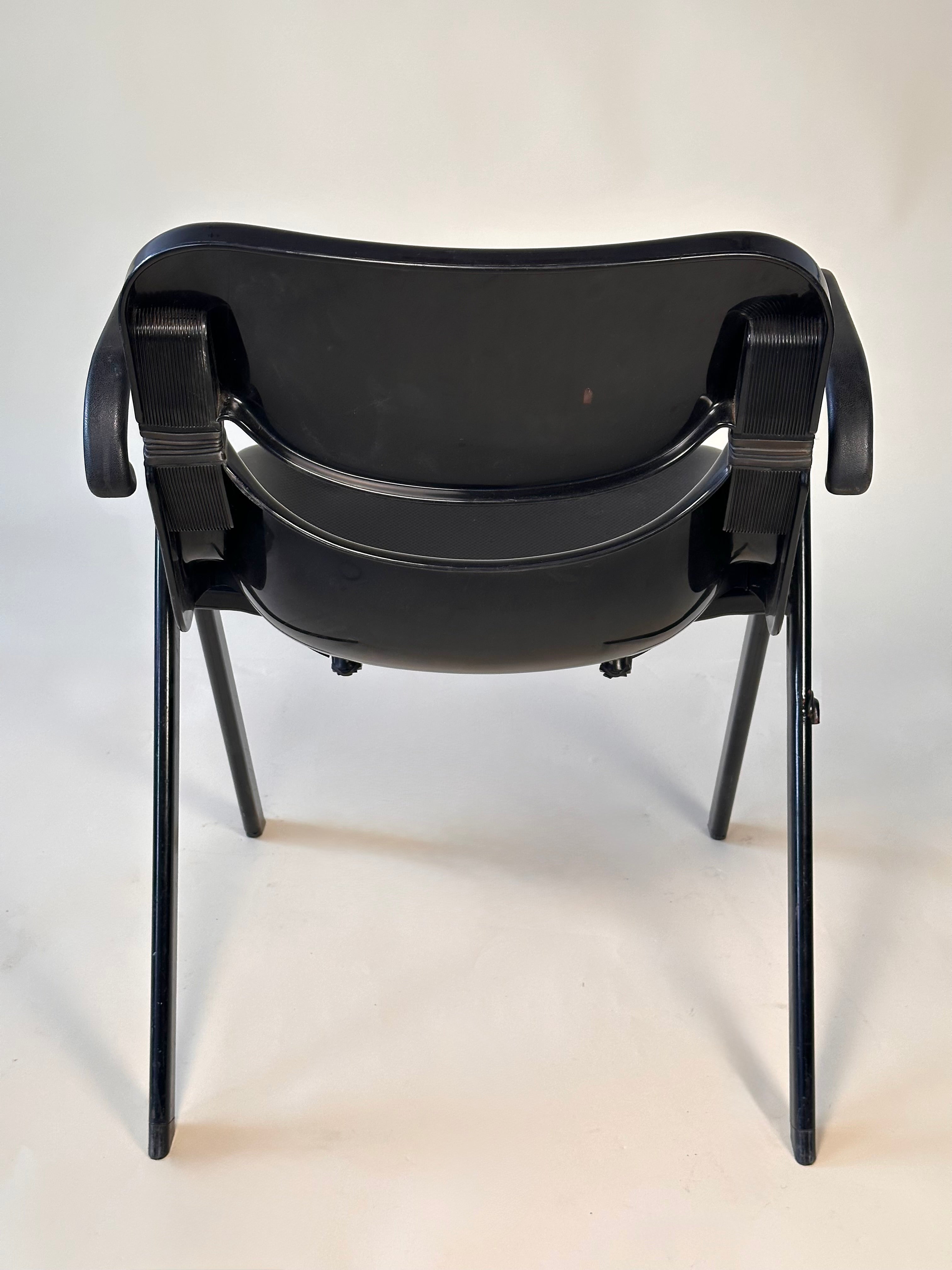 Chaise "dorsal" par Emilio Ambasz & Giancarlo Piretti pour Openark, fait en Italie