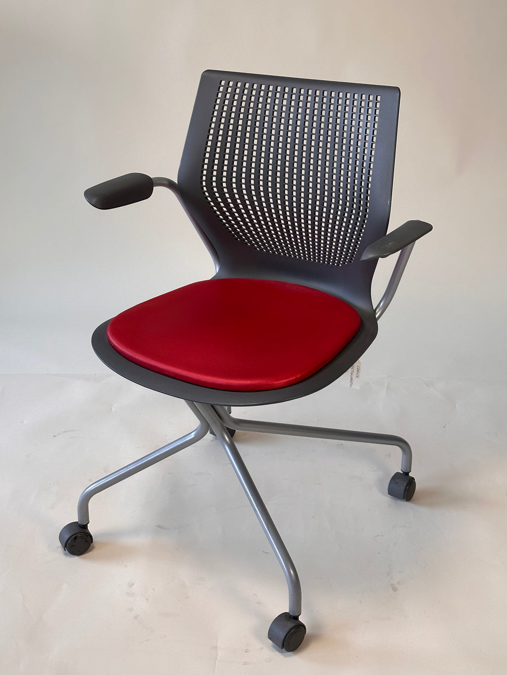 Chaise MultiGeneration avec base hybride par Formway Design pour Knoll, 2013