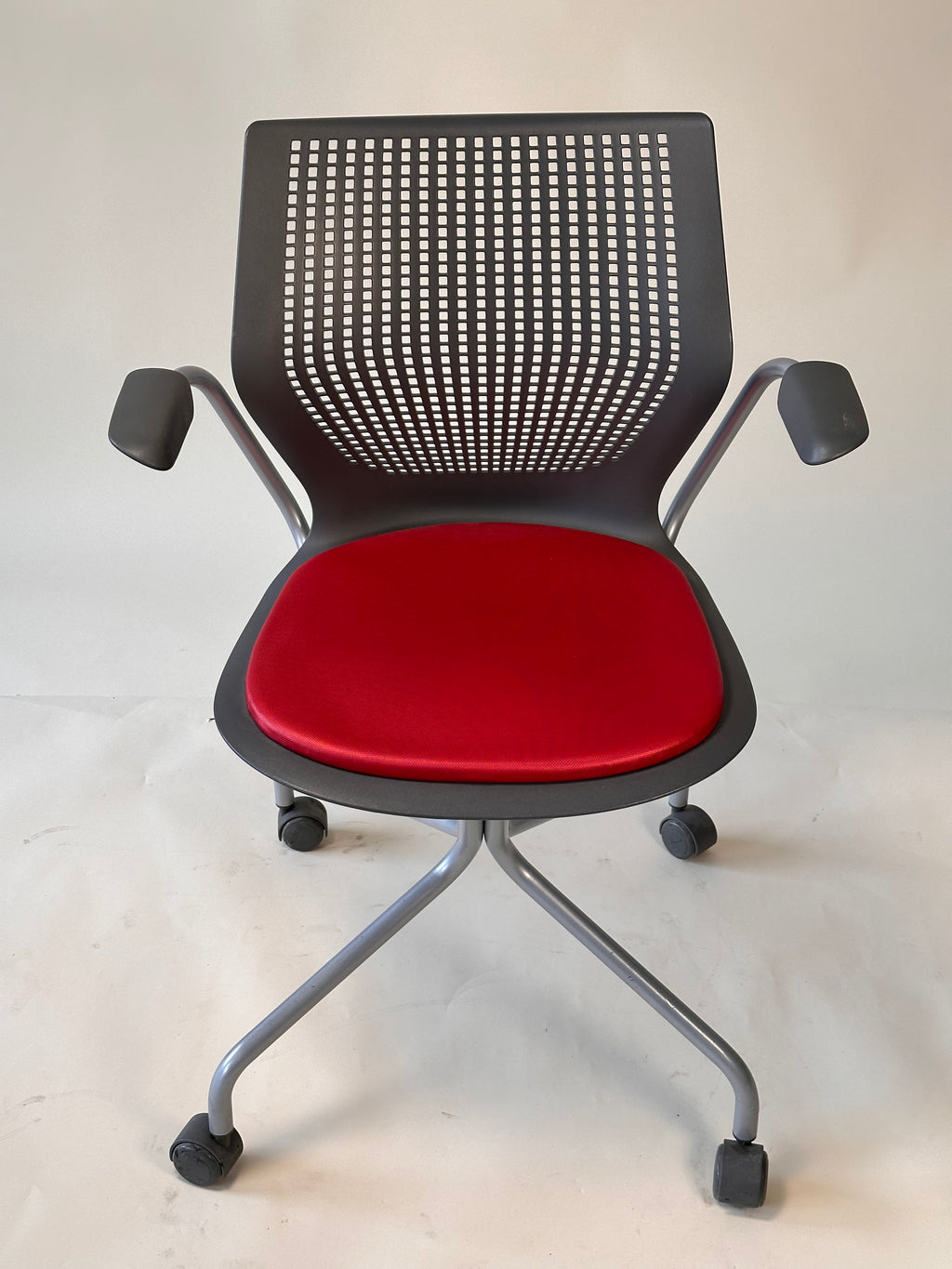 Chaise MultiGeneration avec base hybride par Formway Design pour Knoll, 2013