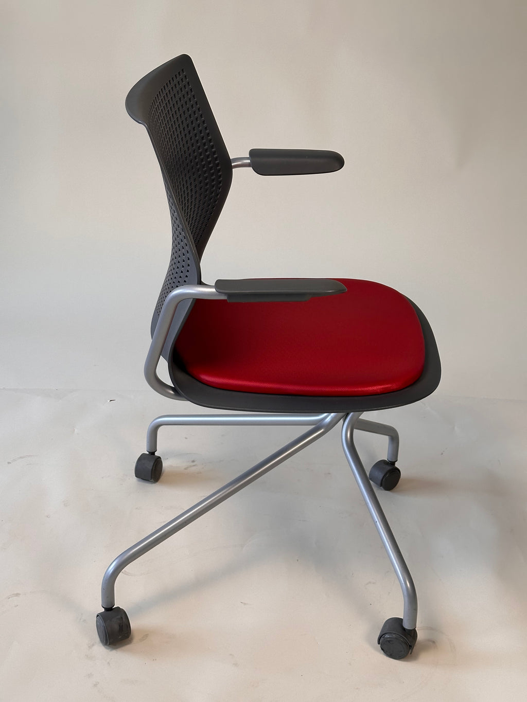 Chaise MultiGeneration avec base hybride par Formway Design pour Knoll, 2013