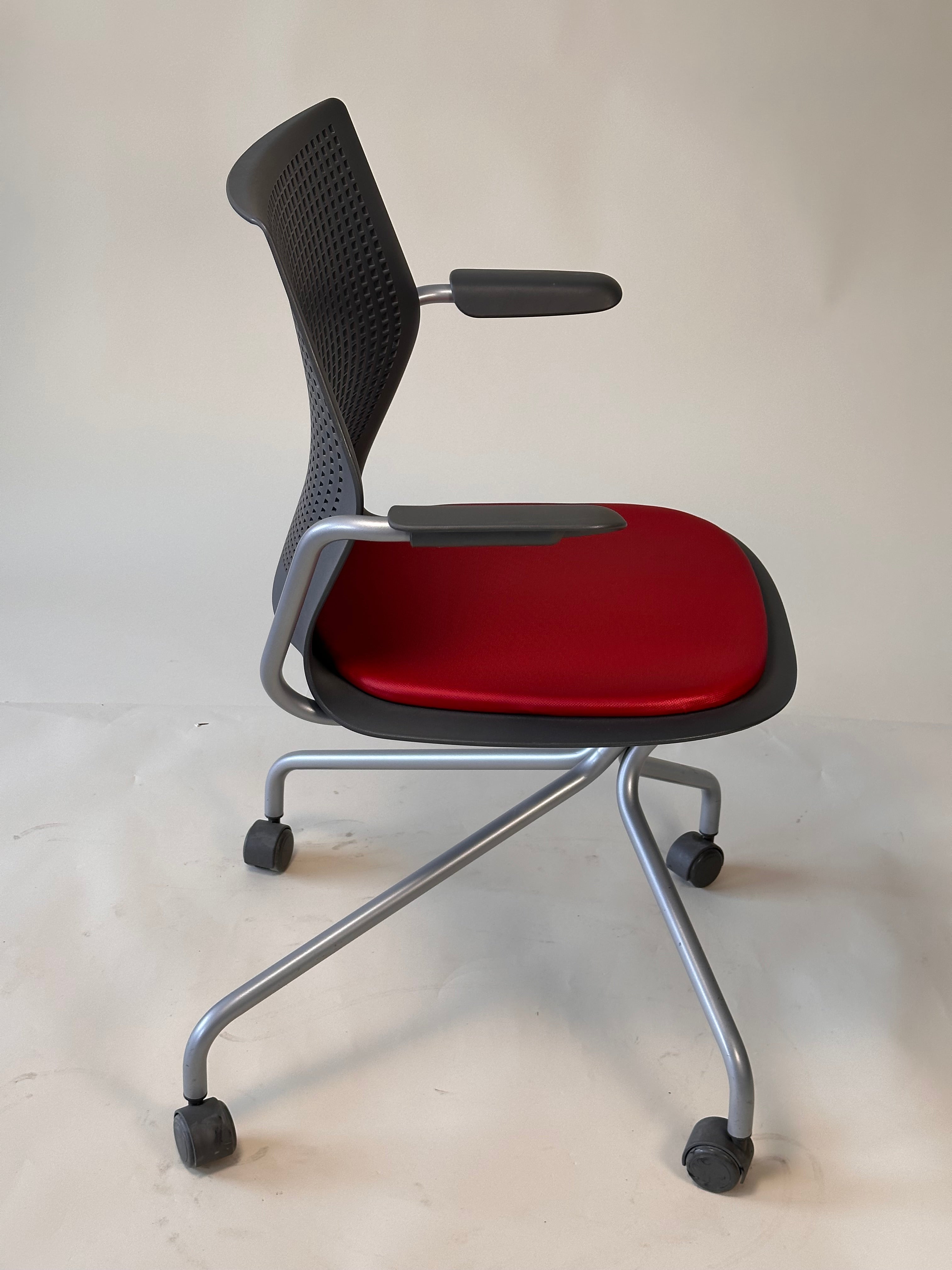 Chaise MultiGeneration avec base hybride par Formway Design pour Knoll, 2013