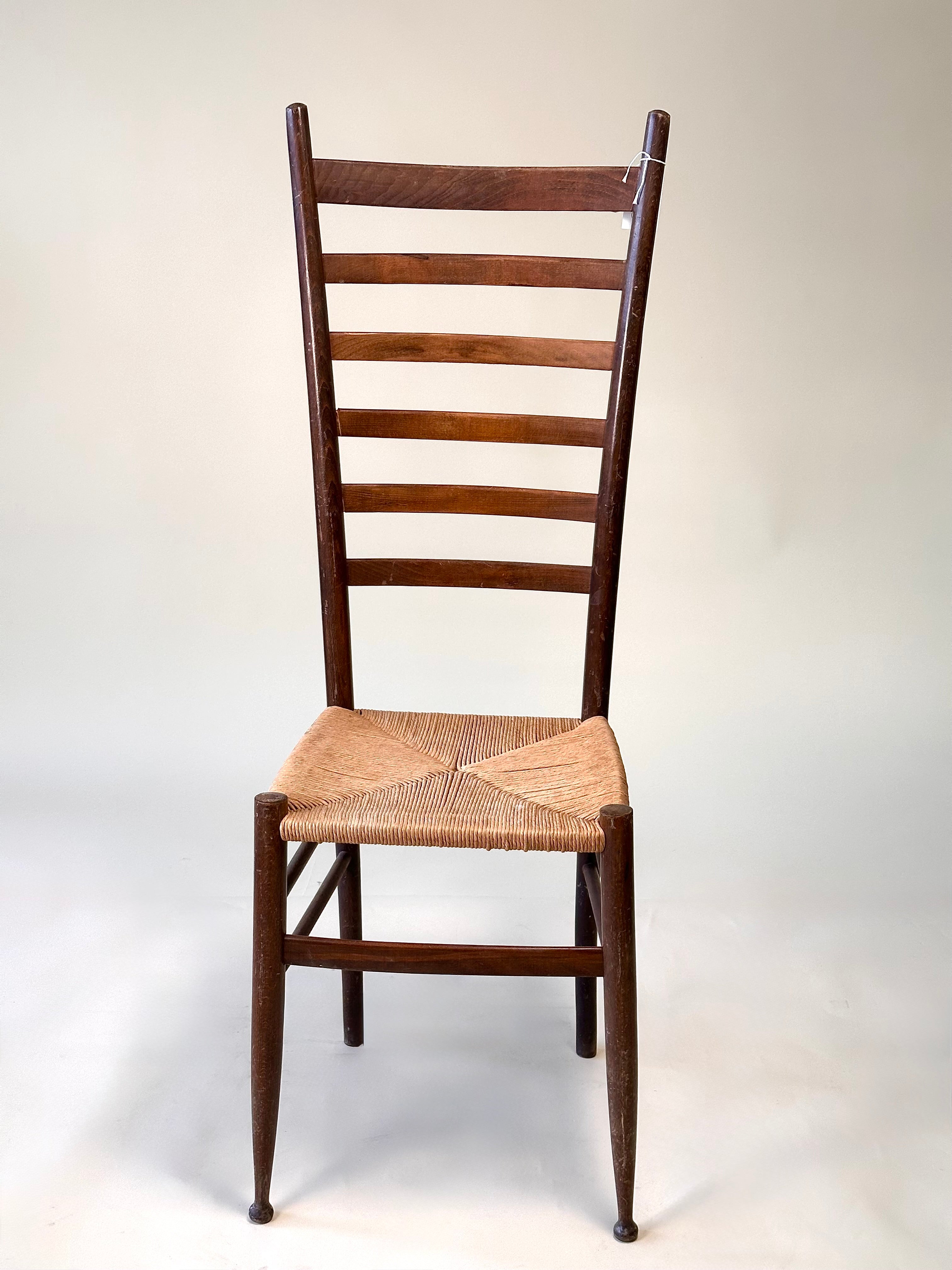 Chaise "ladder back" artisanale en bois avec assise tressée, circa 1960