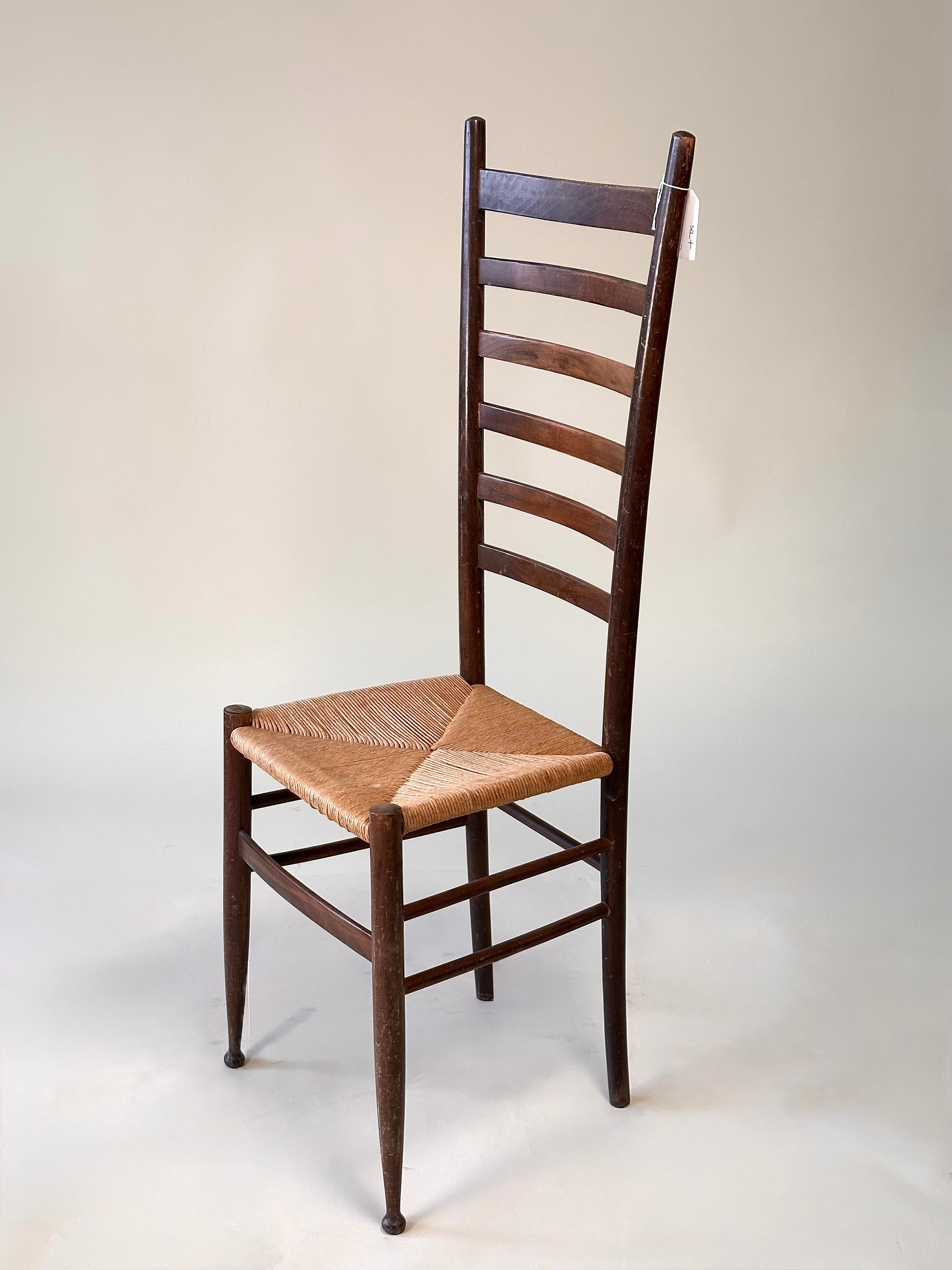 Chaise "ladder back" artisanale en bois avec assise tressée, circa 1960