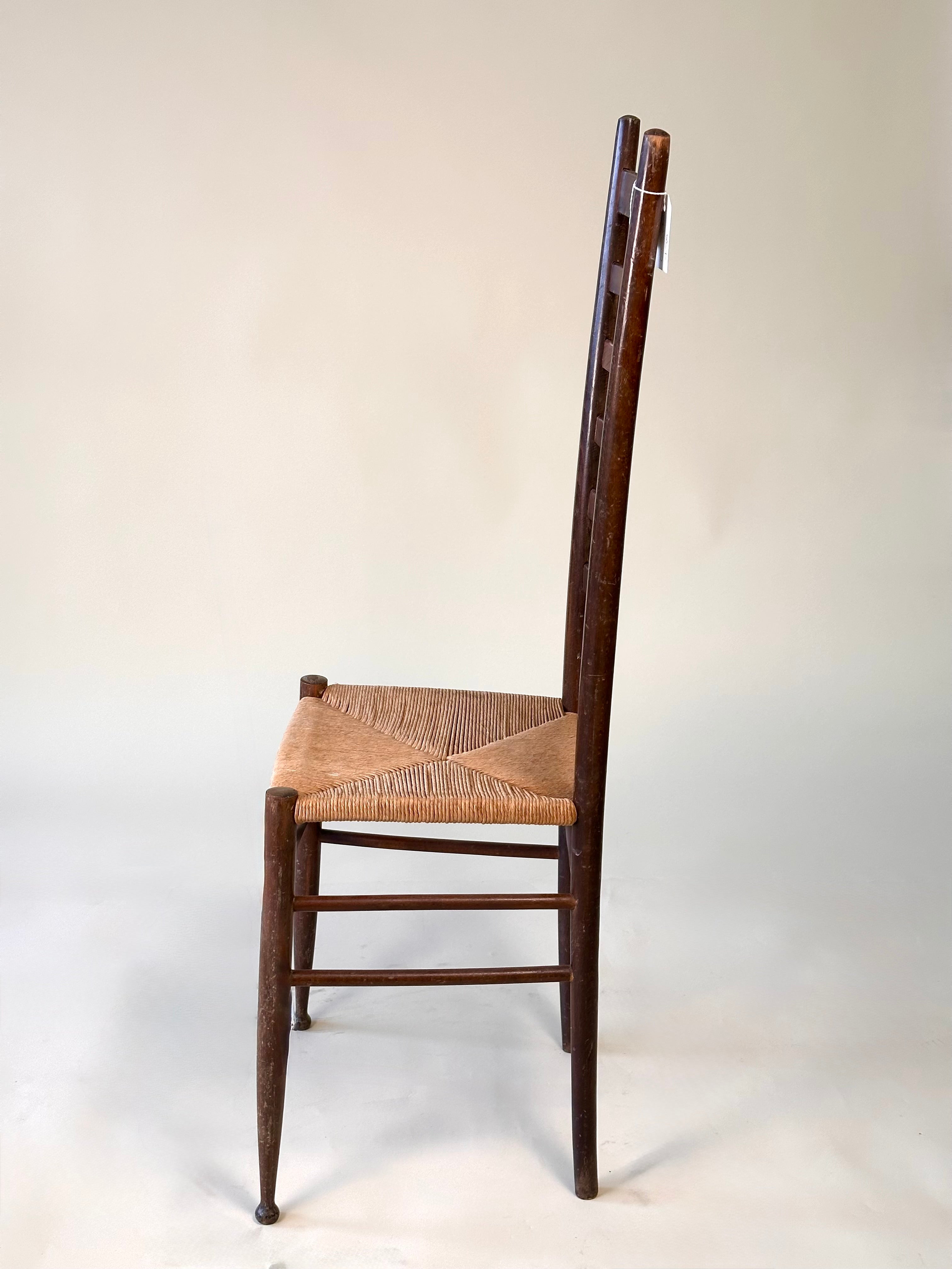 Chaise "ladder back" artisanale en bois avec assise tressée, circa 1960