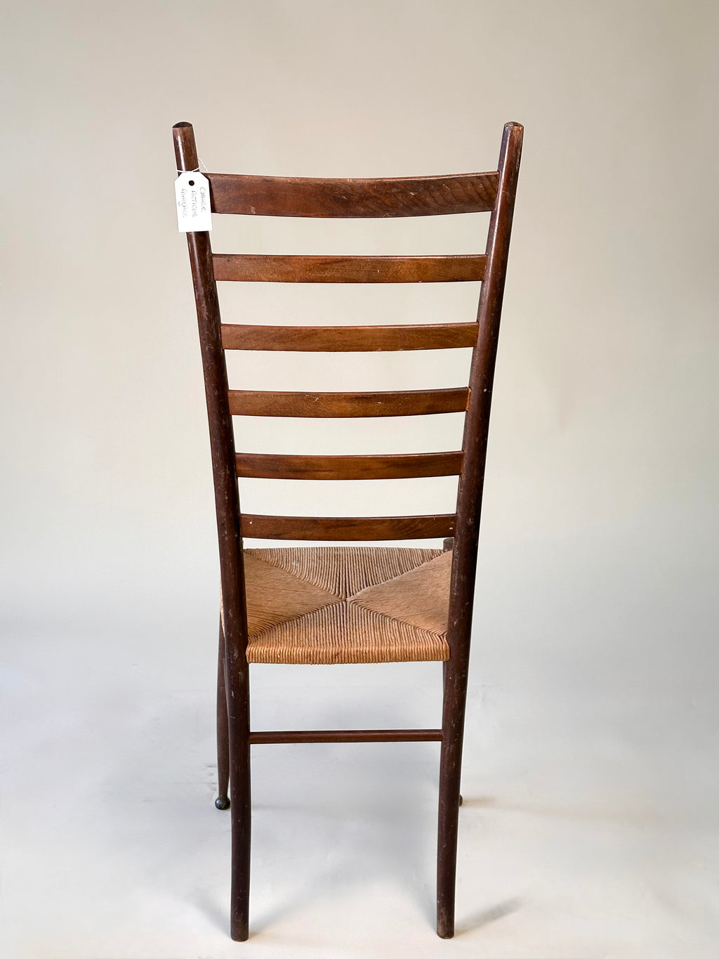 Chaise "ladder back" artisanale en bois avec assise tressée, circa 1960