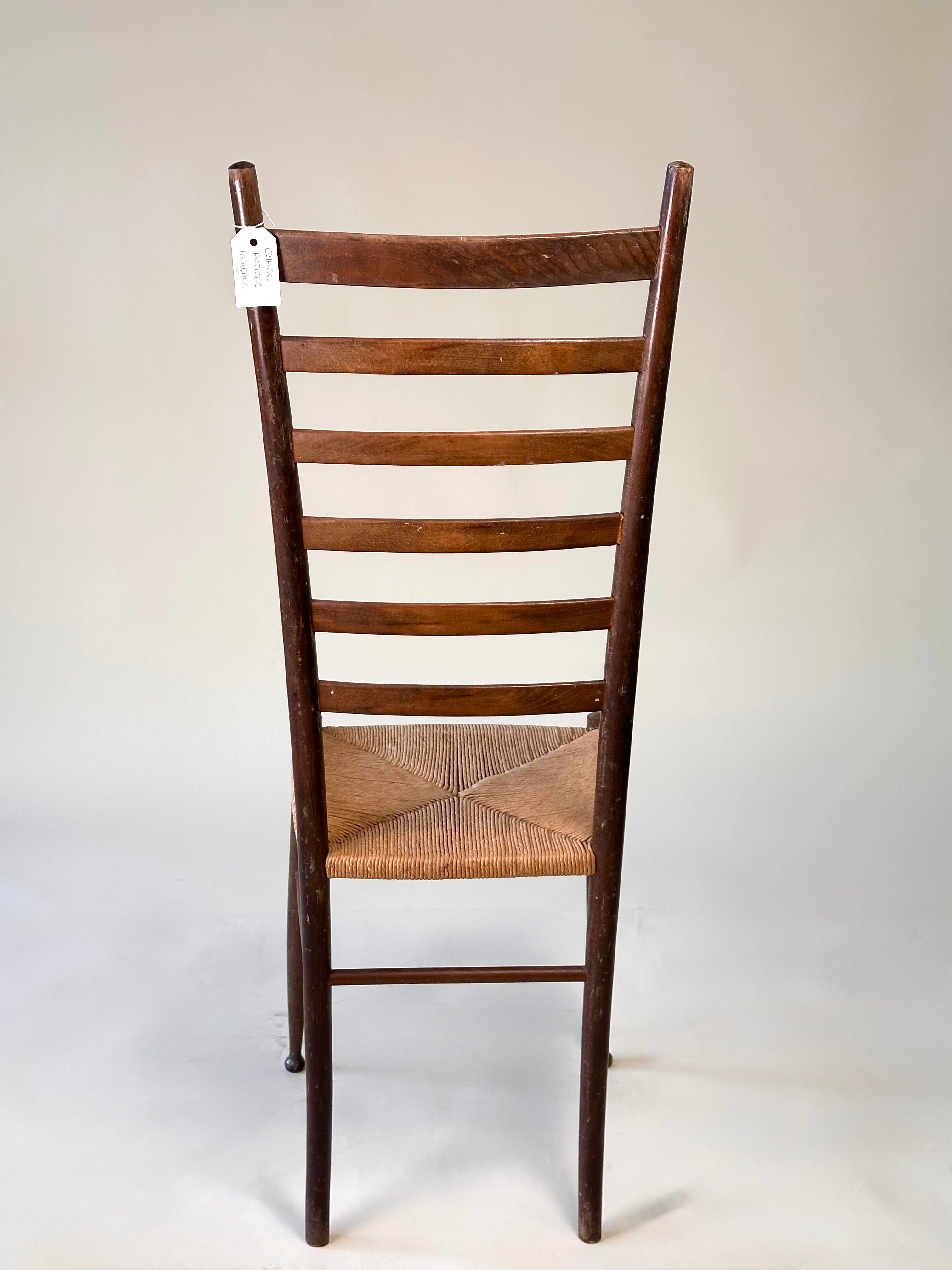 Chaise "ladder back" artisanale en bois avec assise tressée, circa 1960