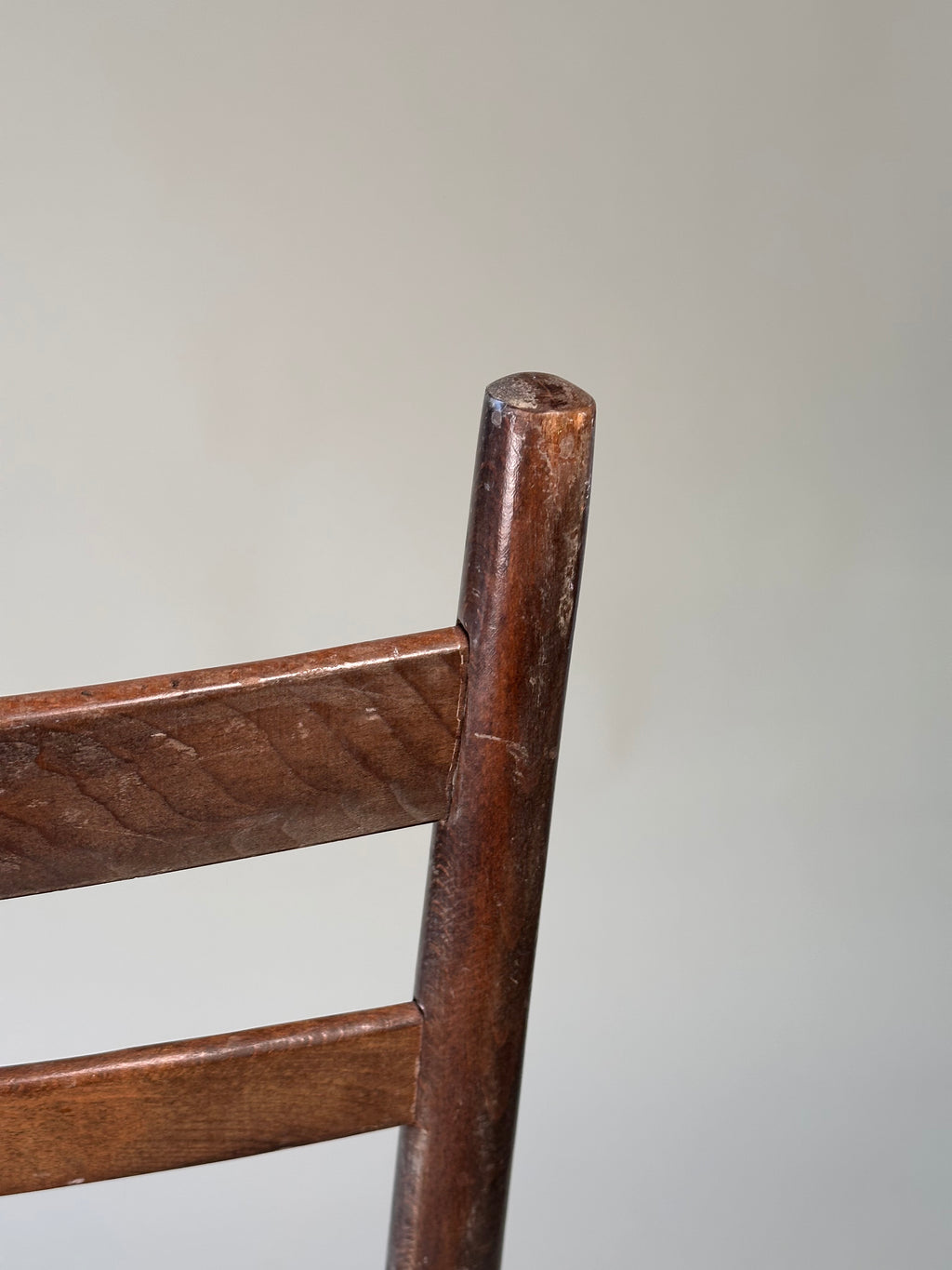 Chaise "ladder back" artisanale en bois avec assise tressée, circa 1960