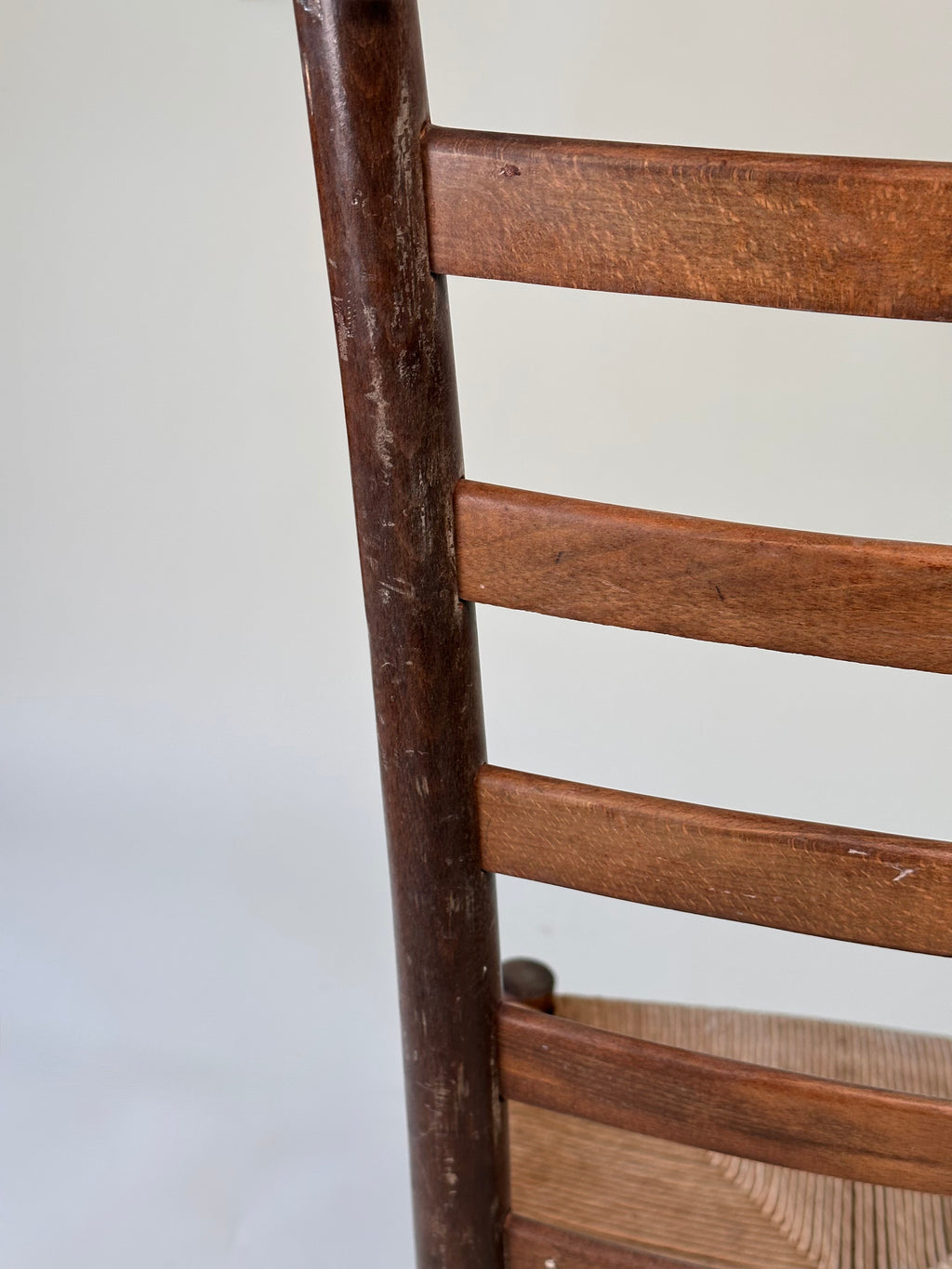 Chaise "ladder back" artisanale en bois avec assise tressée, circa 1960