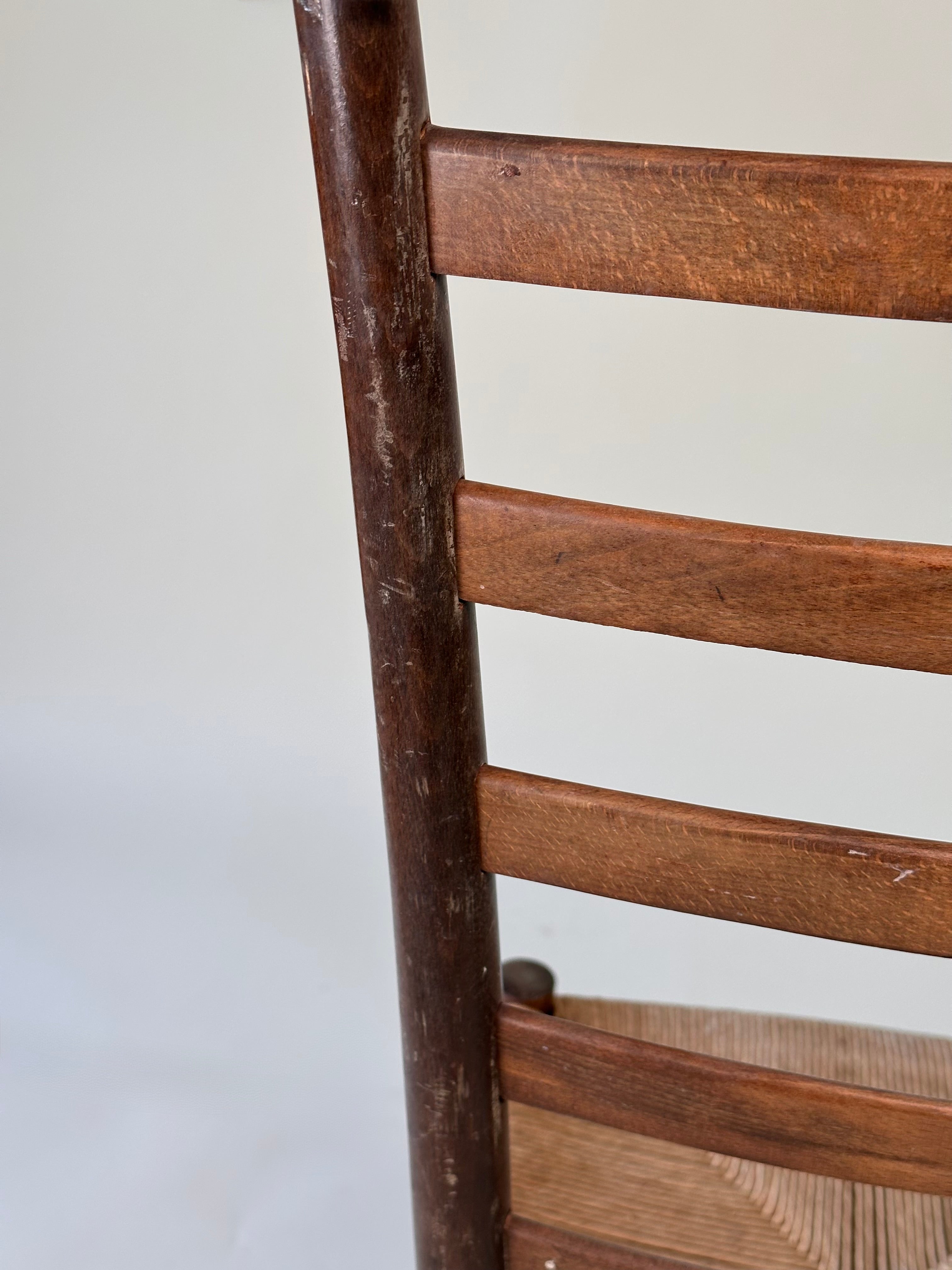 Chaise "ladder back" artisanale en bois avec assise tressée, circa 1960