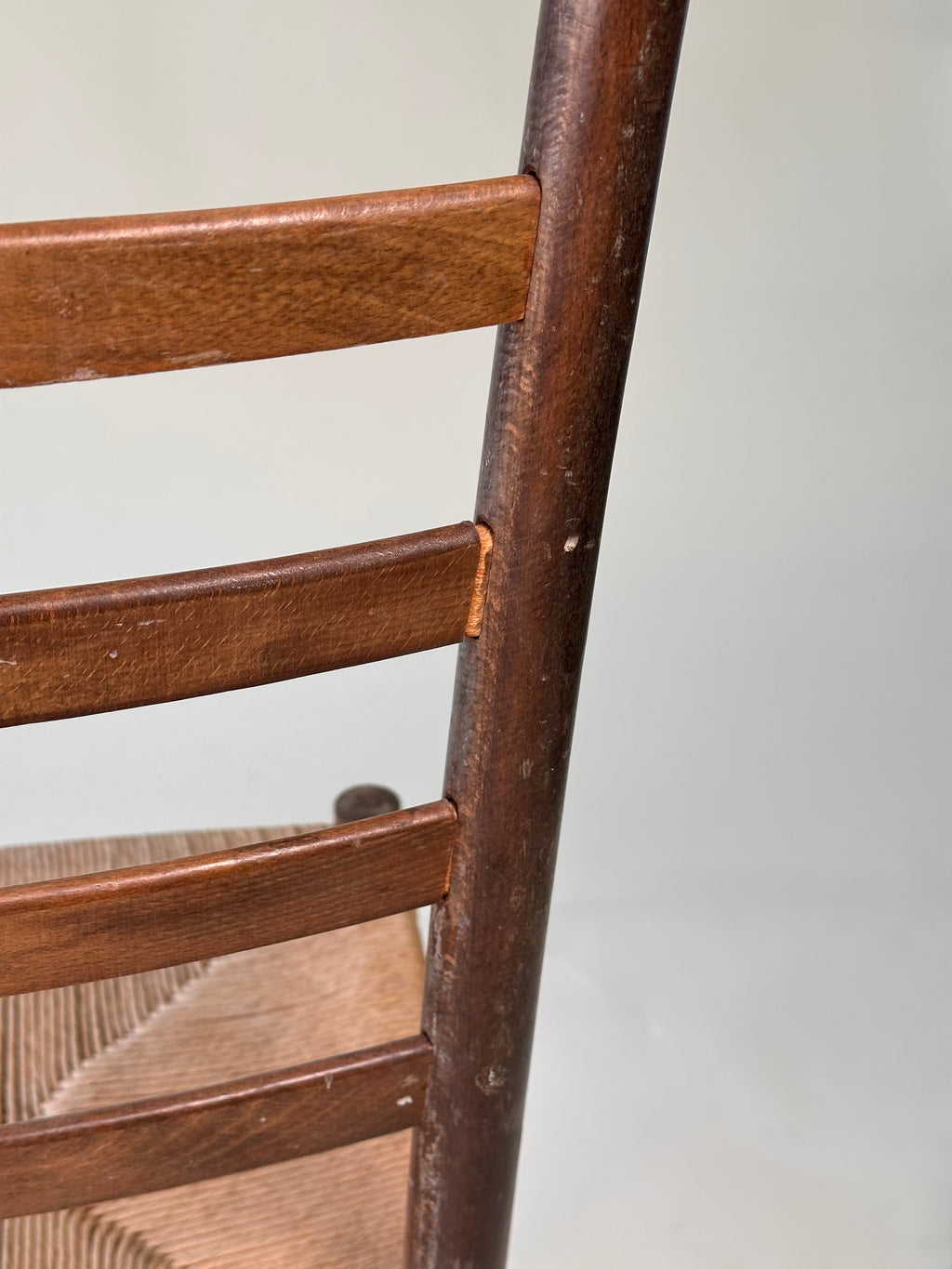 Chaise "ladder back" artisanale en bois avec assise tressée, circa 1960