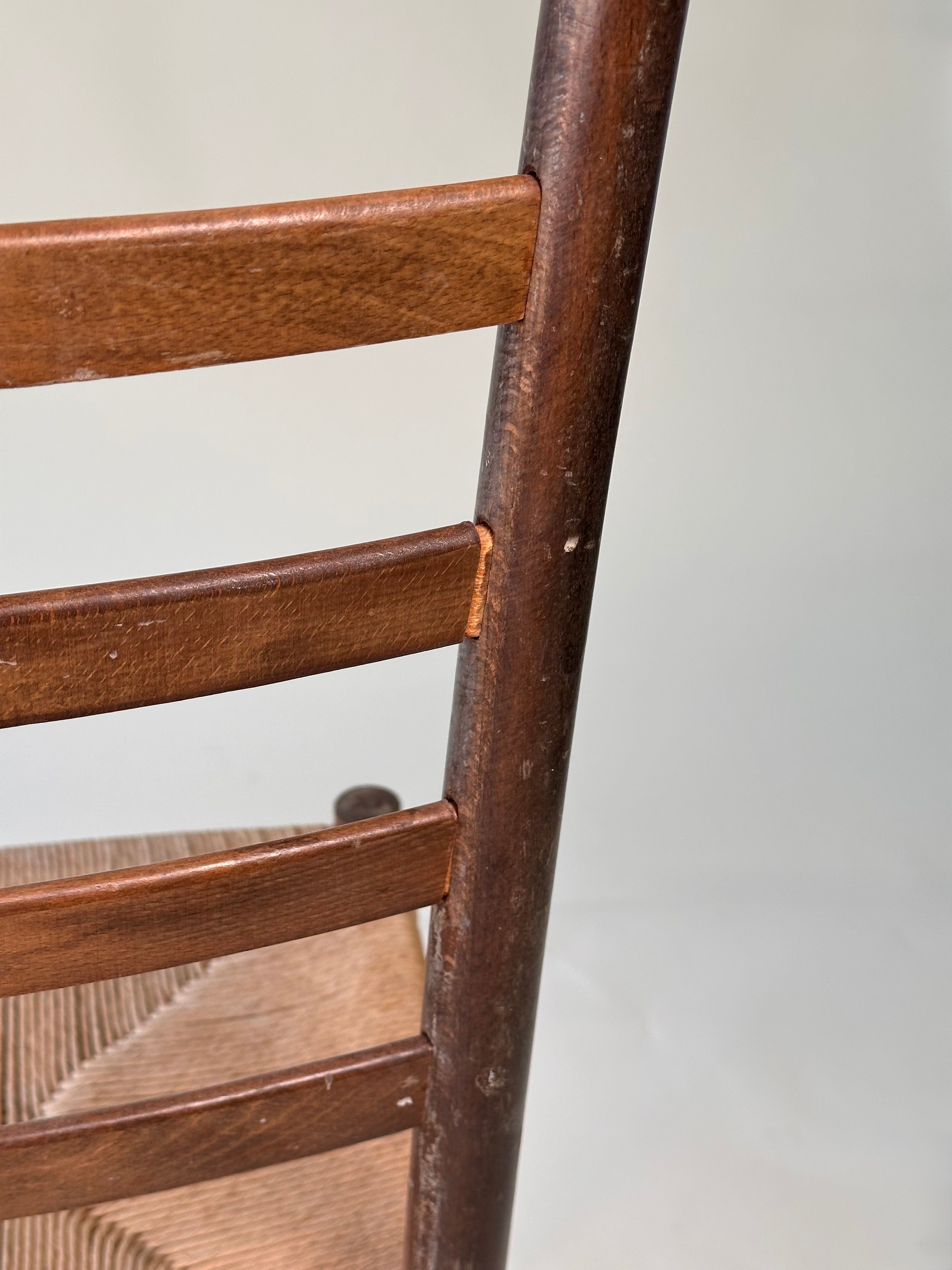 Chaise "ladder back" artisanale en bois avec assise tressée, circa 1960