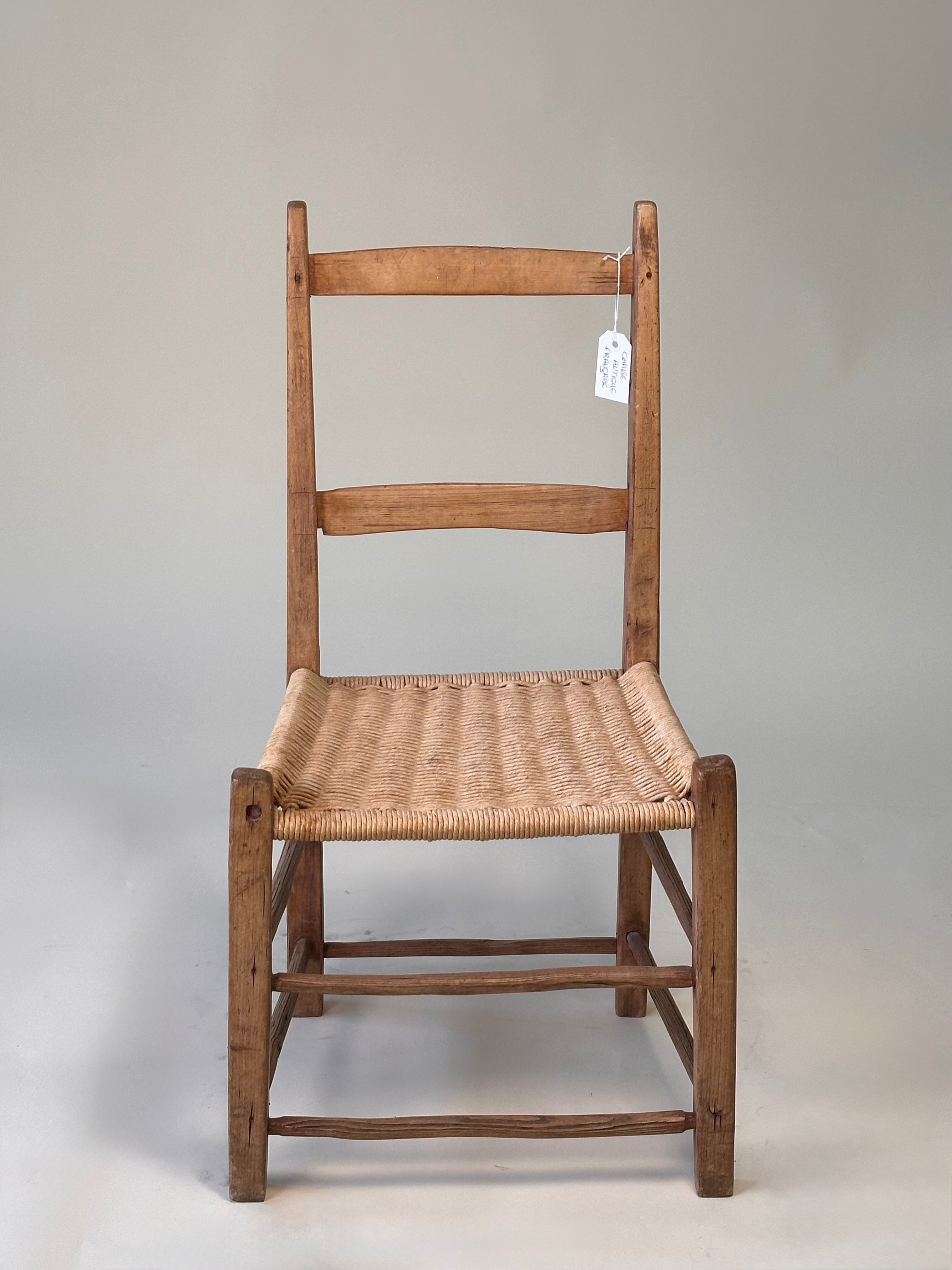 Chaise antique en bois