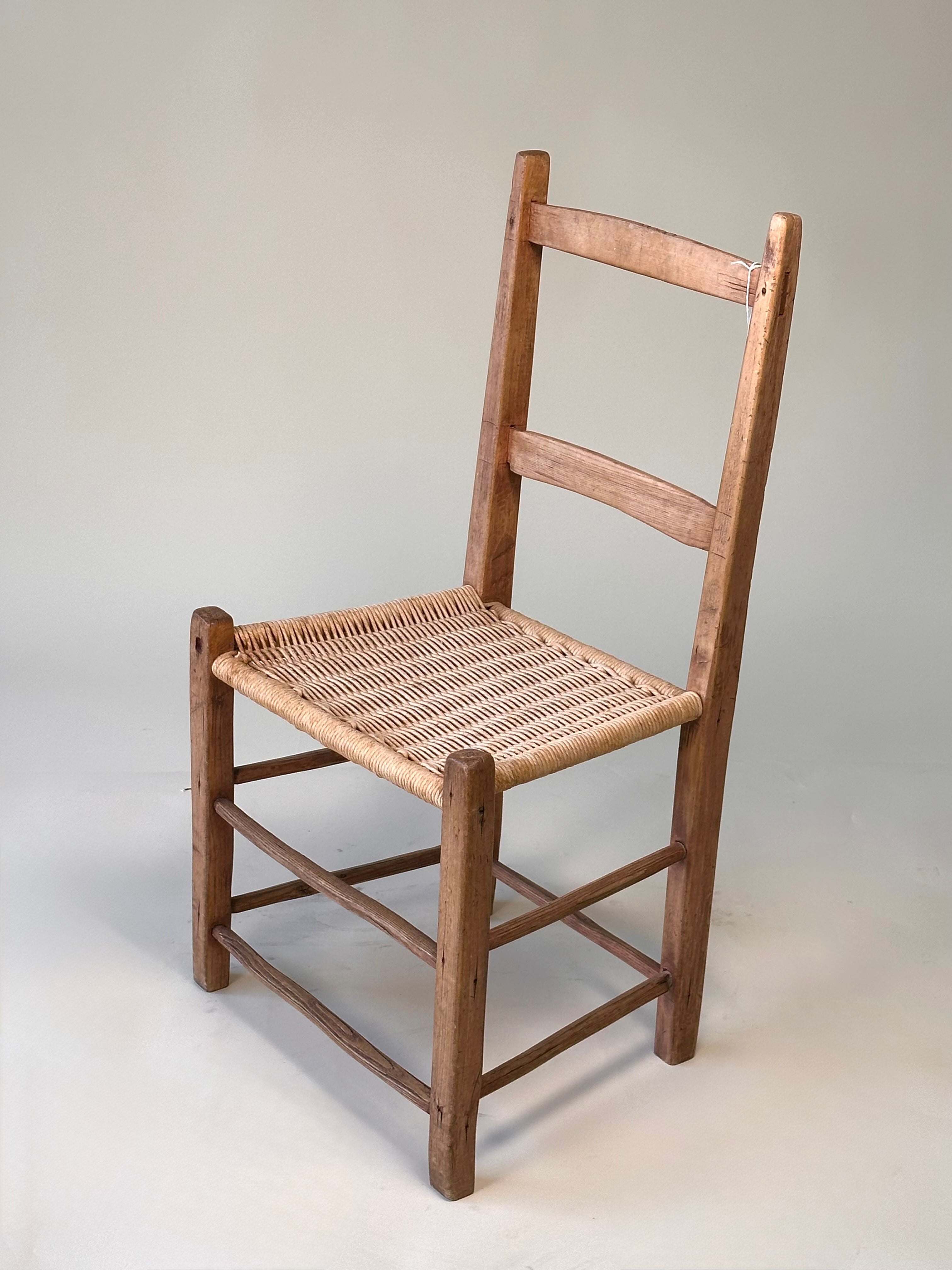 Chaise antique en bois