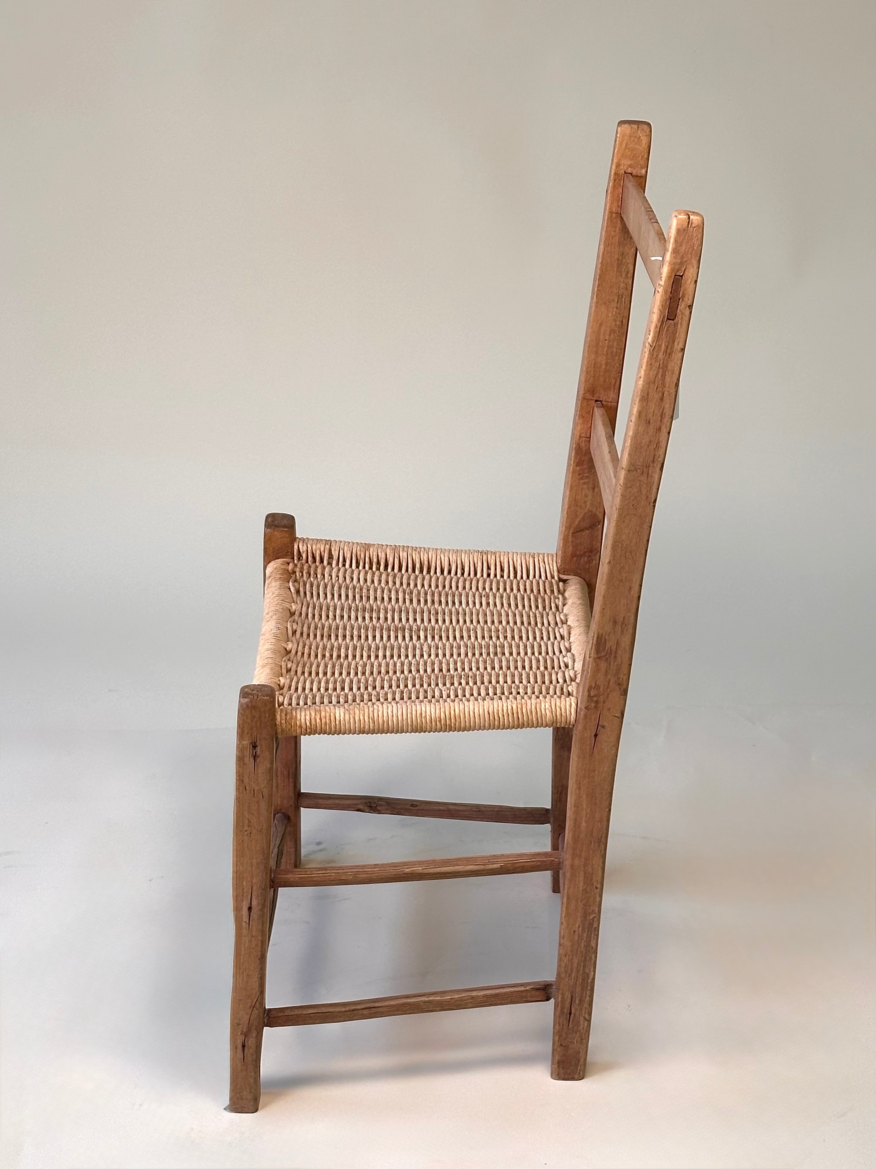 Chaise antique en bois