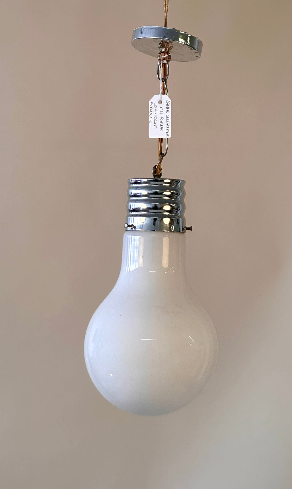 Lampe à suspension en forme d’ampoule par V.V, fait en France