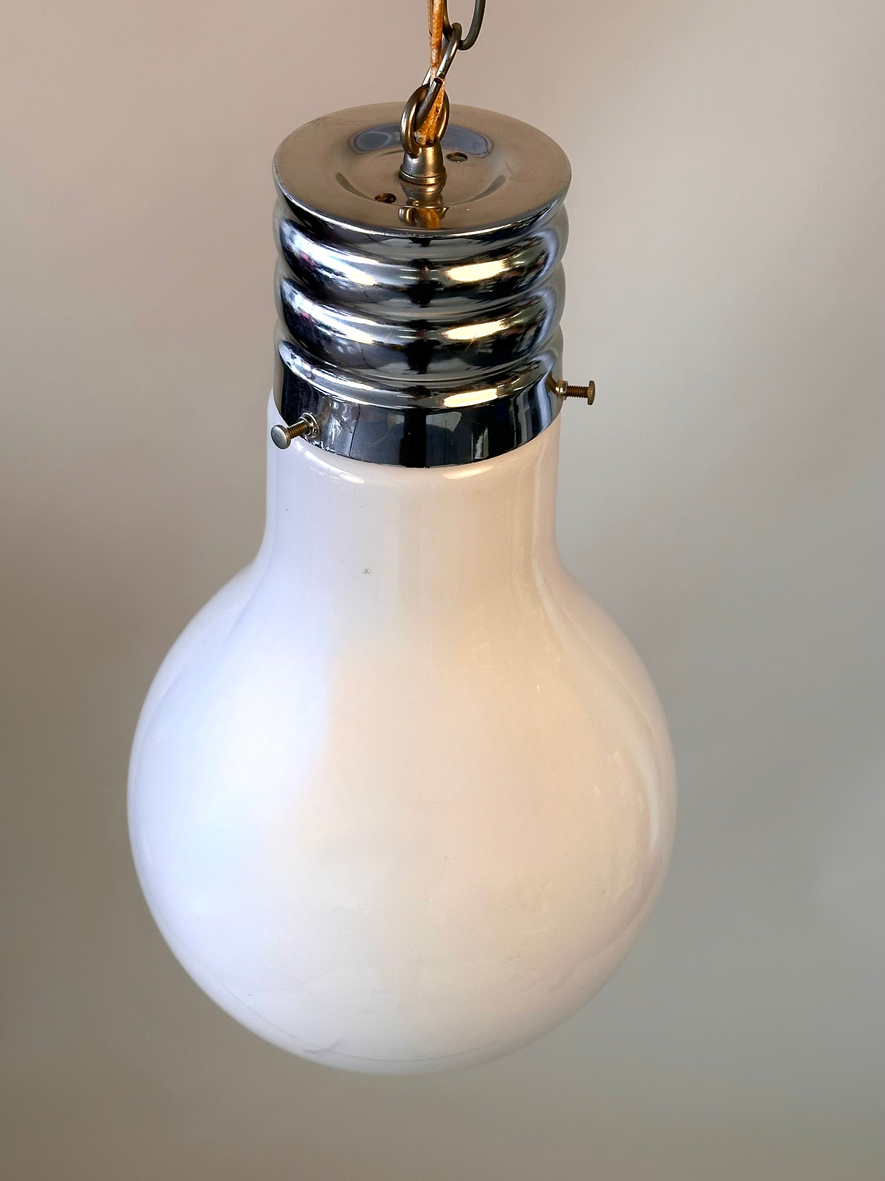 Lampe à suspension en forme d’ampoule par V.V, fait en France