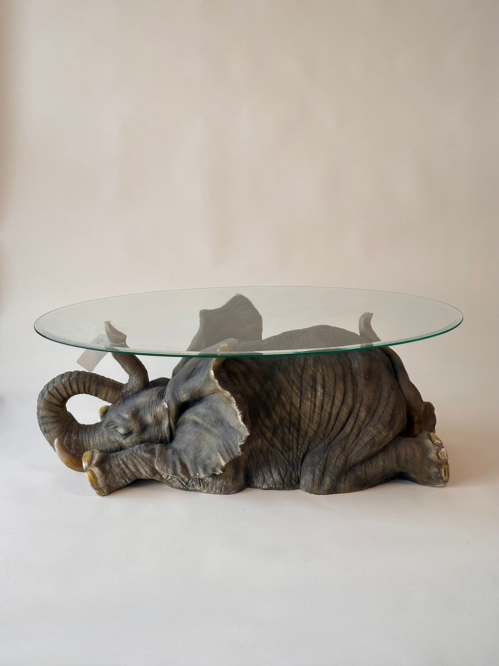 Table à café sculpturale en forme d’éléphant
