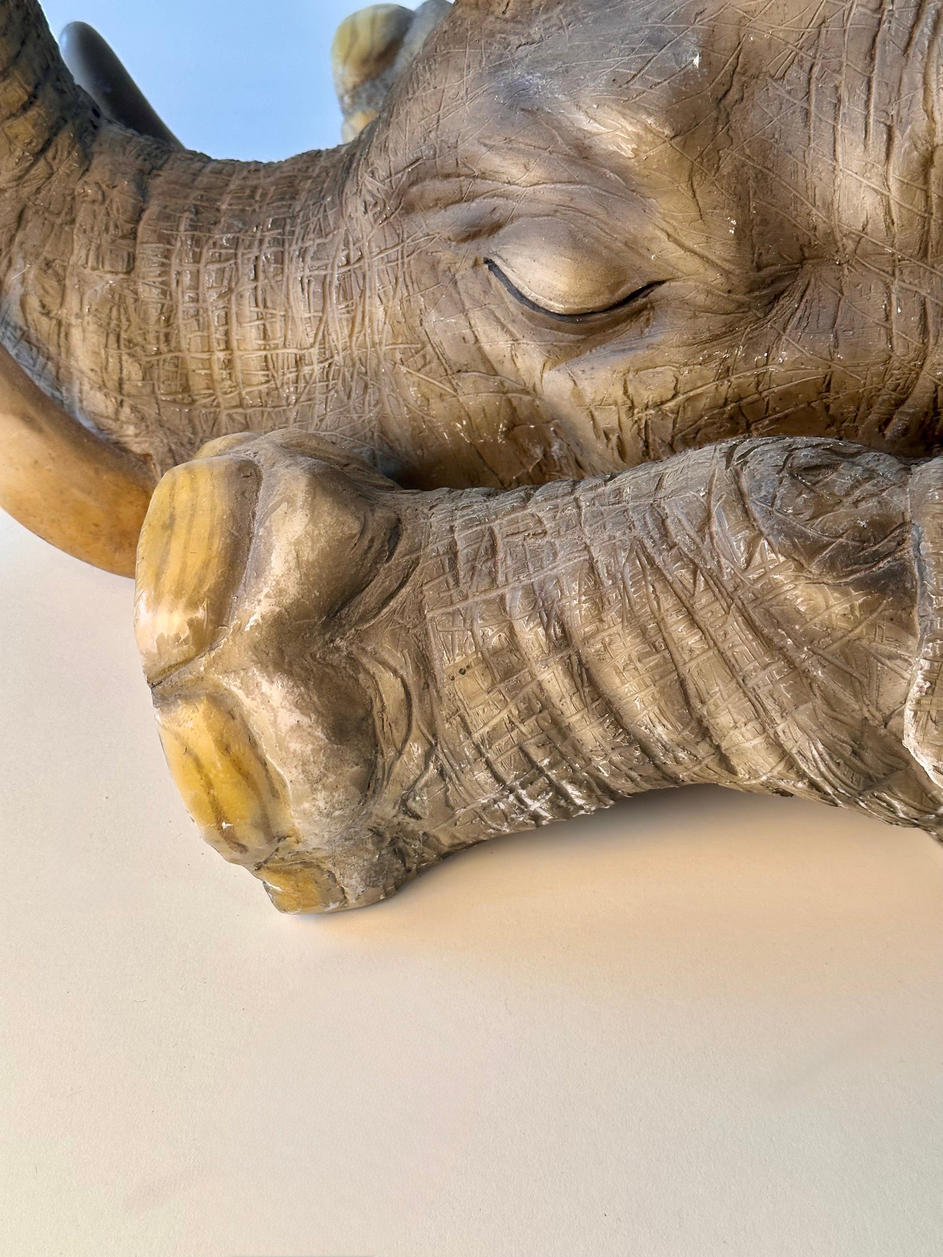 Table à café sculpturale en forme d’éléphant