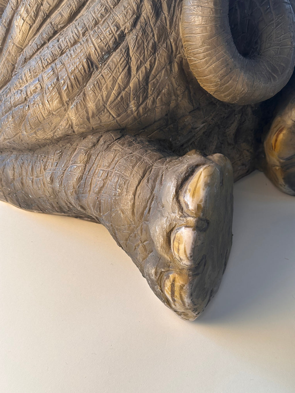 Table à café sculpturale en forme d’éléphant