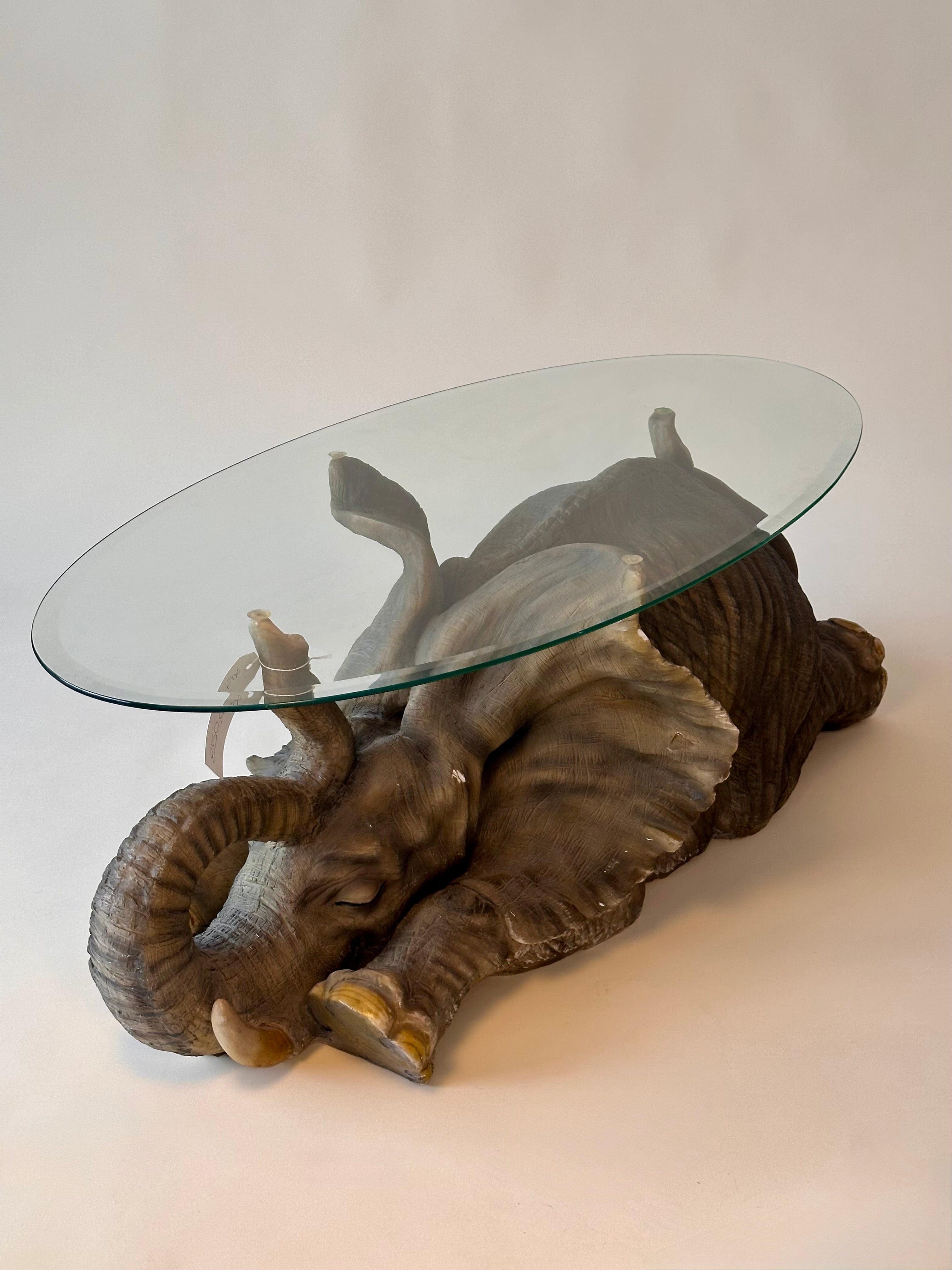 Table à café sculpturale en forme d’éléphant