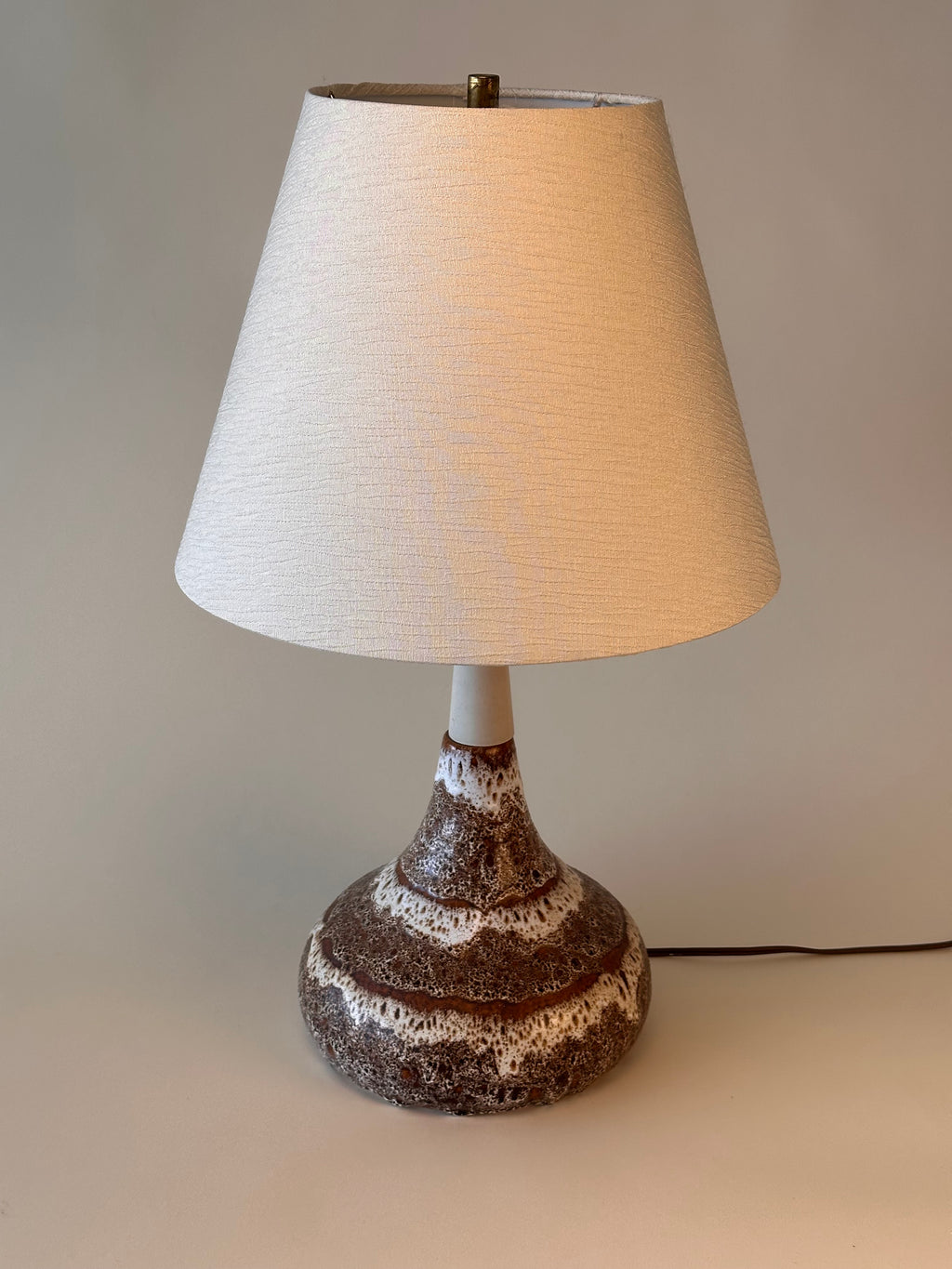 Lampe de table en céramique par Maurice Chalvignac, fabriquées au Québec.