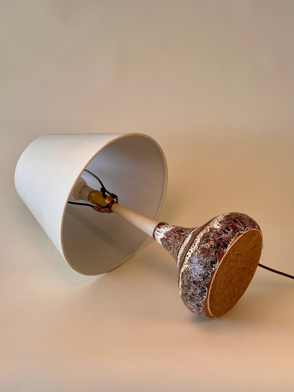 Lampe de table en céramique par Maurice Chalvignac, fabriquées au Québec.