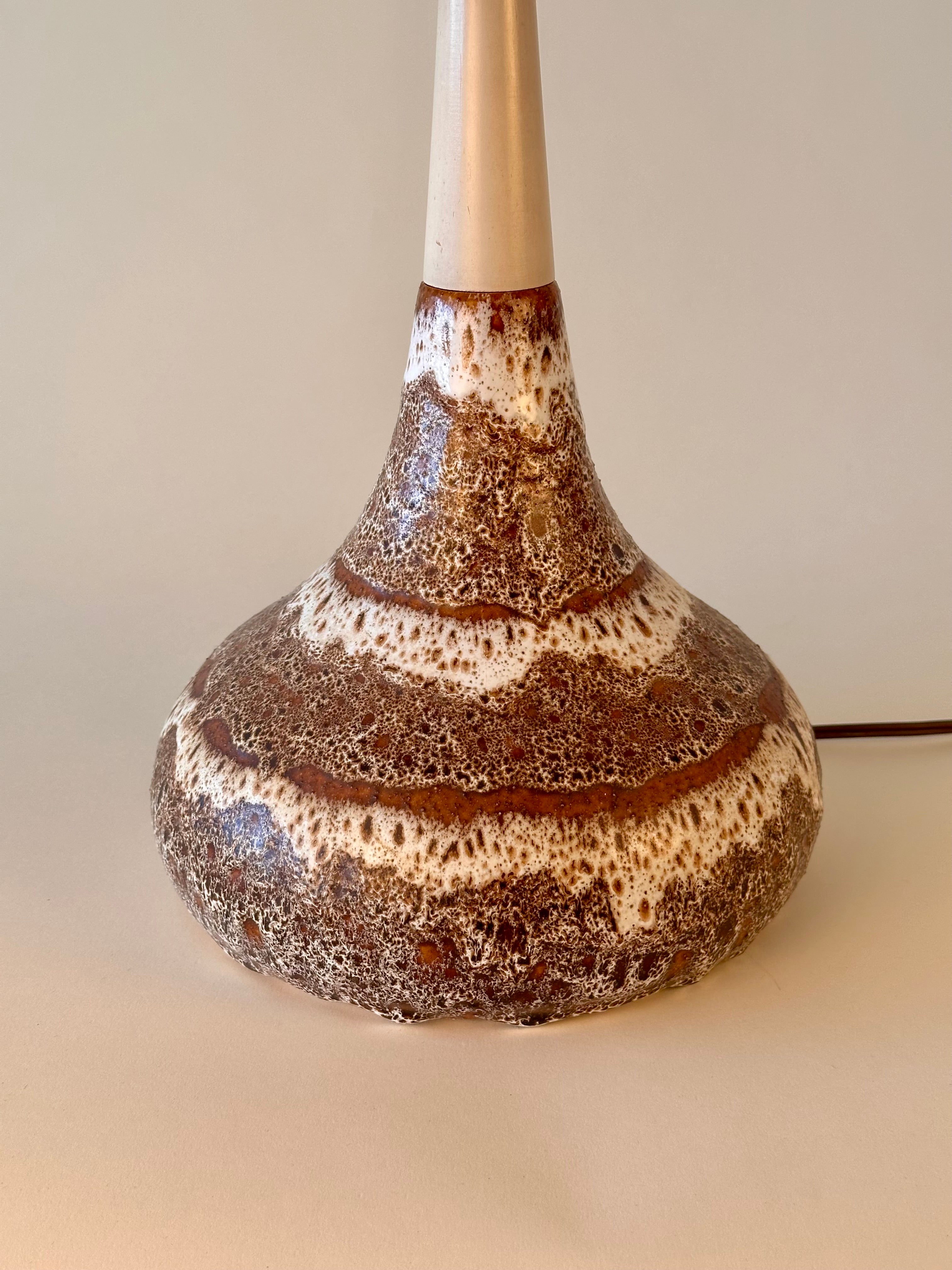 Lampe de table en céramique par Maurice Chalvignac, fabriquées au Québec.