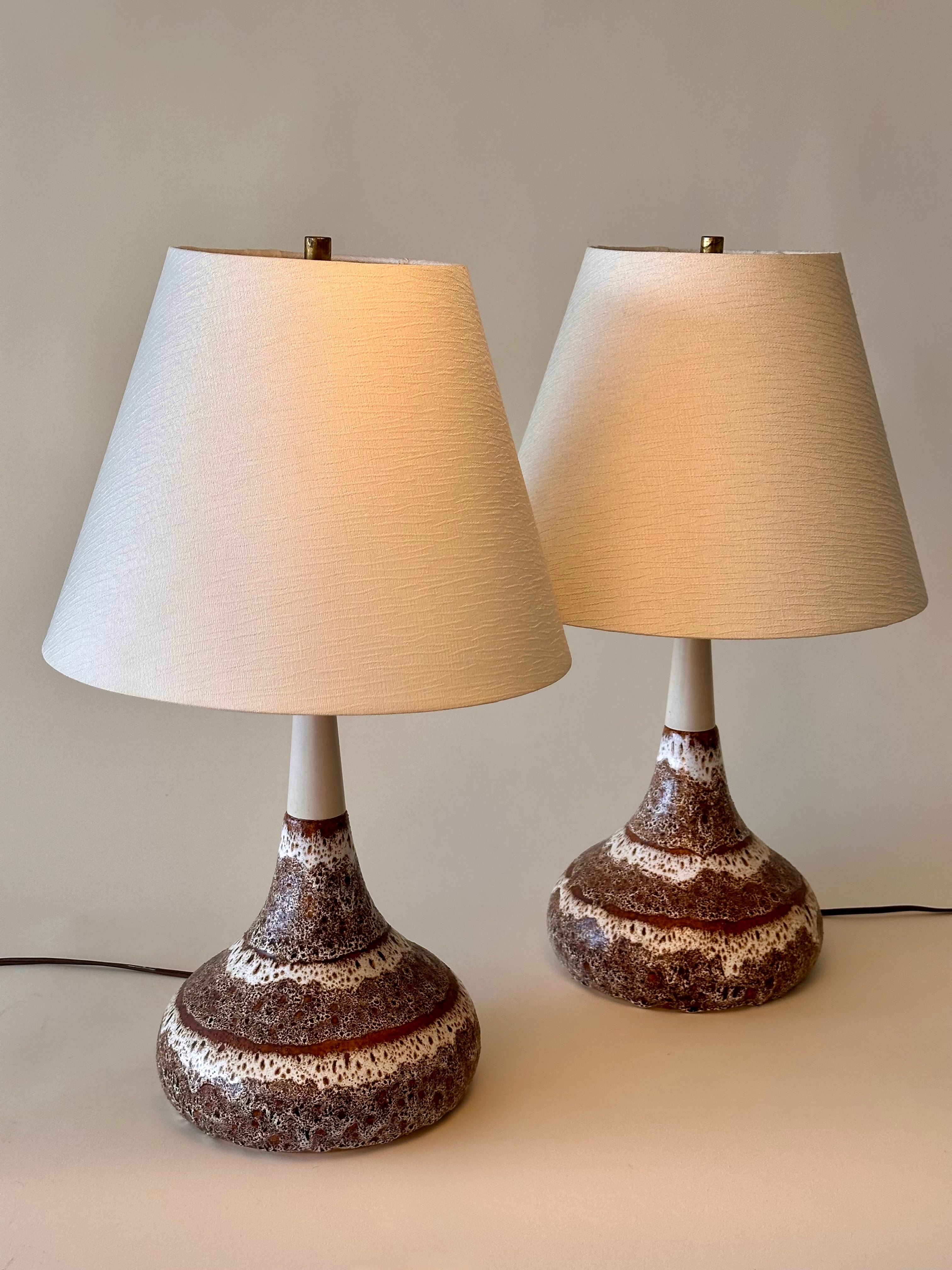 Lampe de table en céramique par Maurice Chalvignac, fabriquées au Québec.