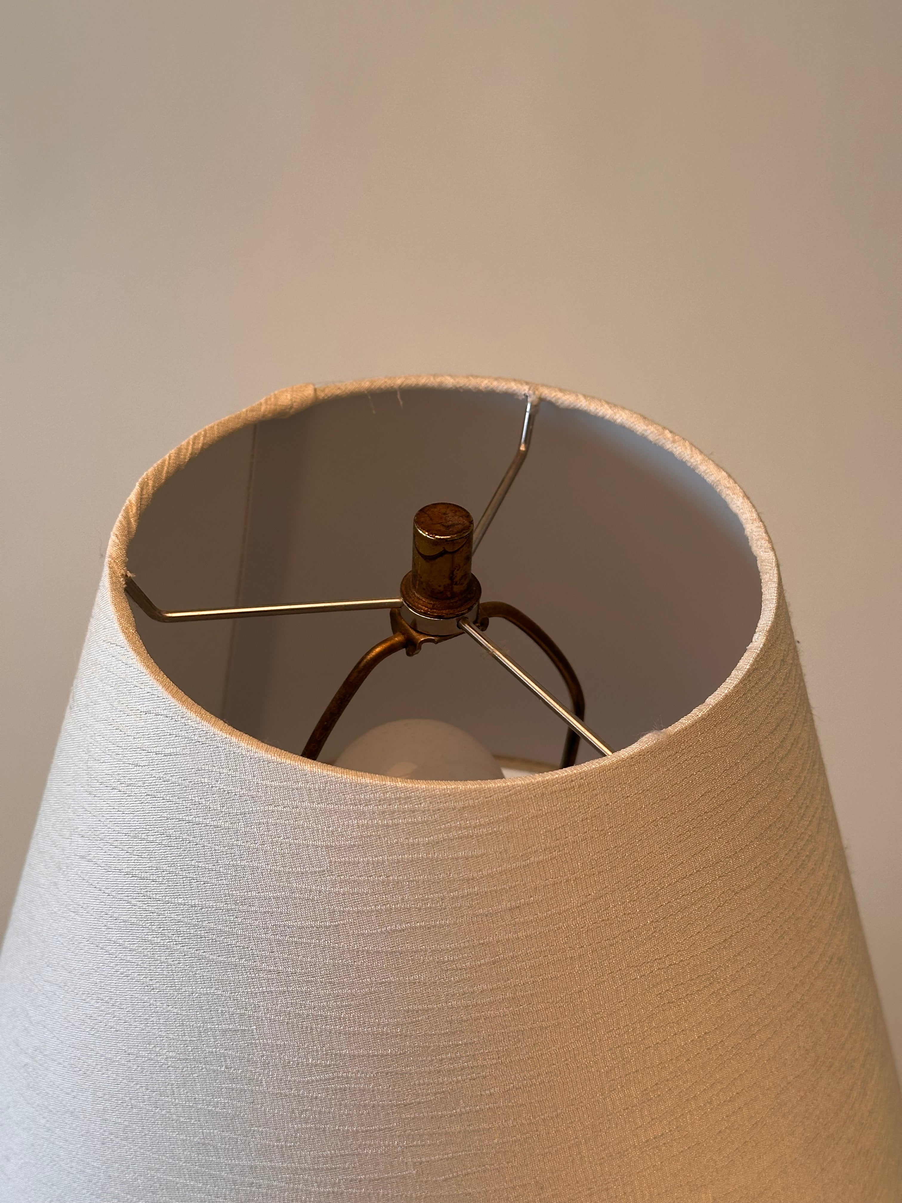 Lampe de table en céramique par Maurice Chalvignac, fabriquées au Québec.
