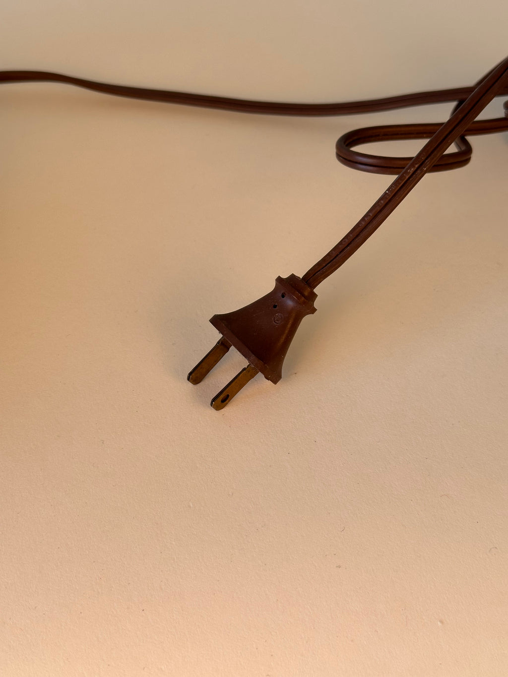 Lampe de table en céramique par Maurice Chalvignac, fabriquées au Québec.