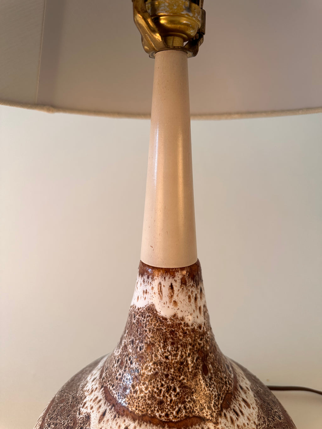 Lampe de table en céramique par Maurice Chalvignac, fabriquées au Québec.