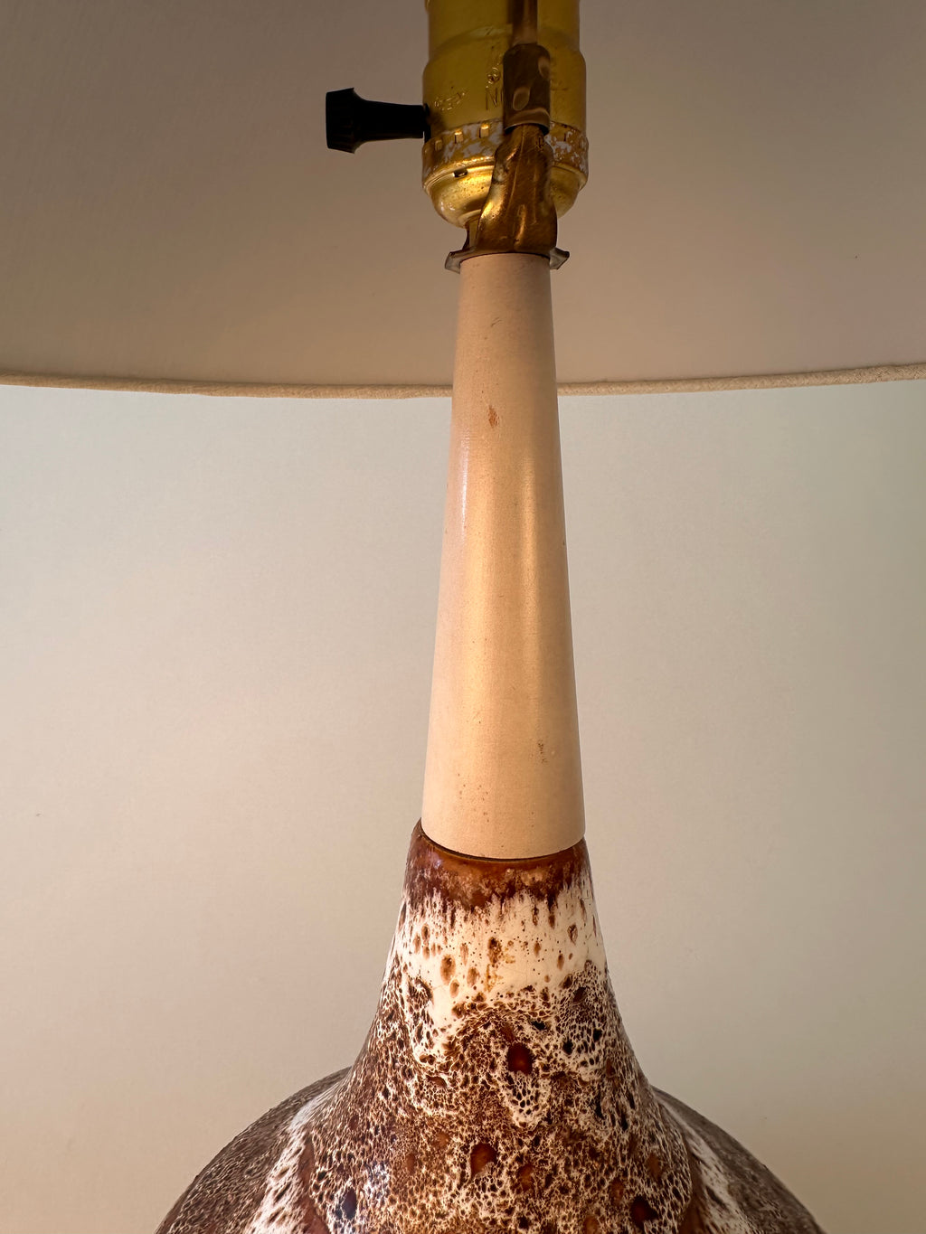 Lampe de table en céramique par Maurice Chalvignac, fabriquées au Québec.