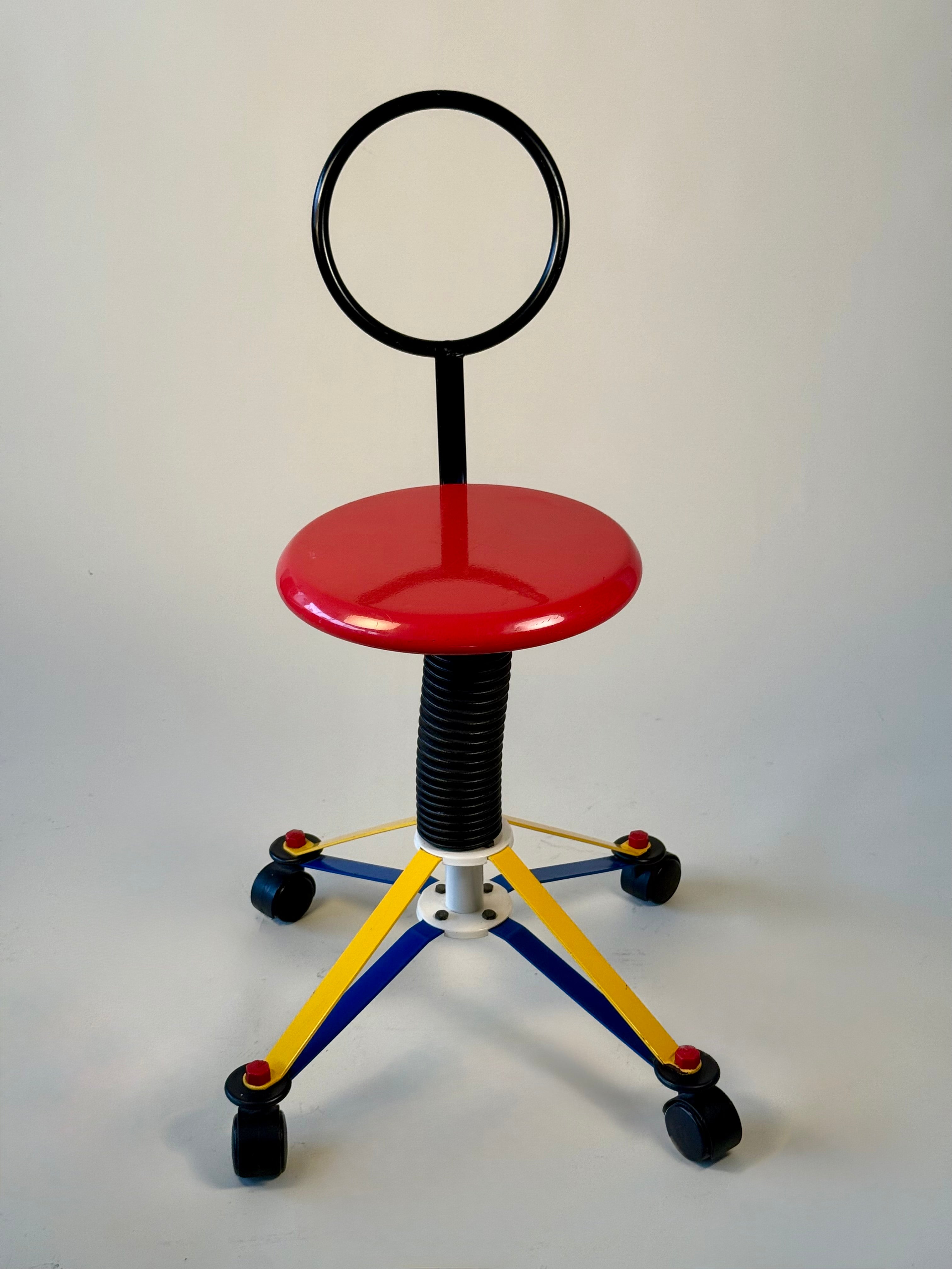 Petite chaise pivotante postmoderne par Amisco, Québec, circa 1990