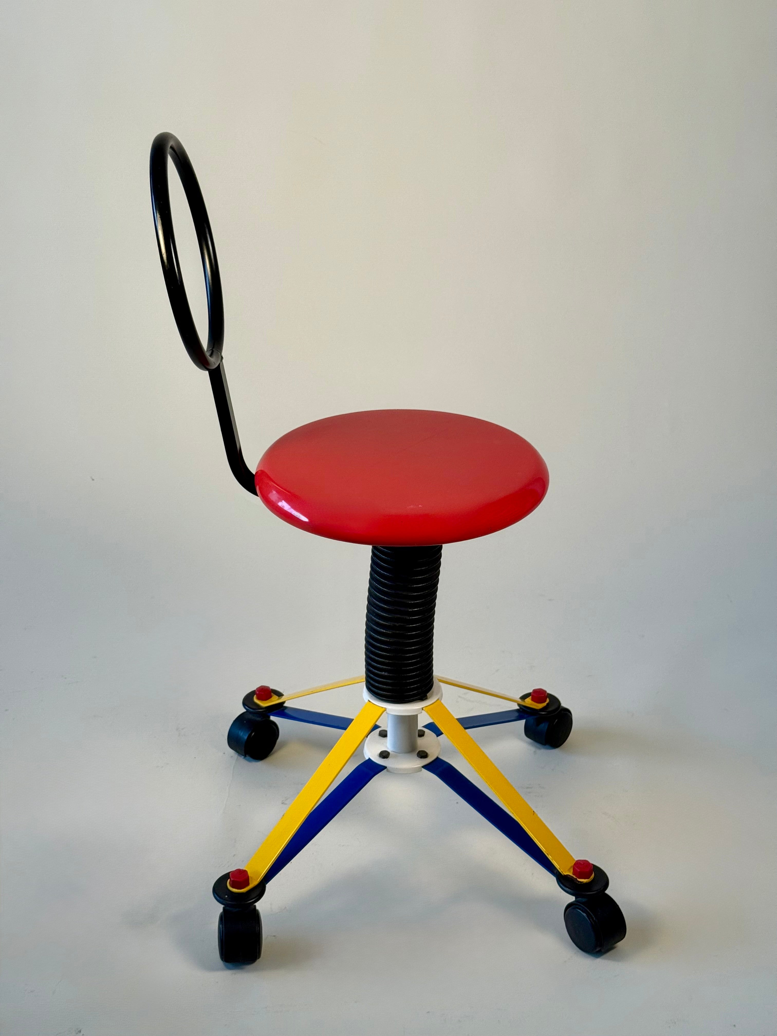 Petite chaise pivotante postmoderne par Amisco, Québec, circa 1990