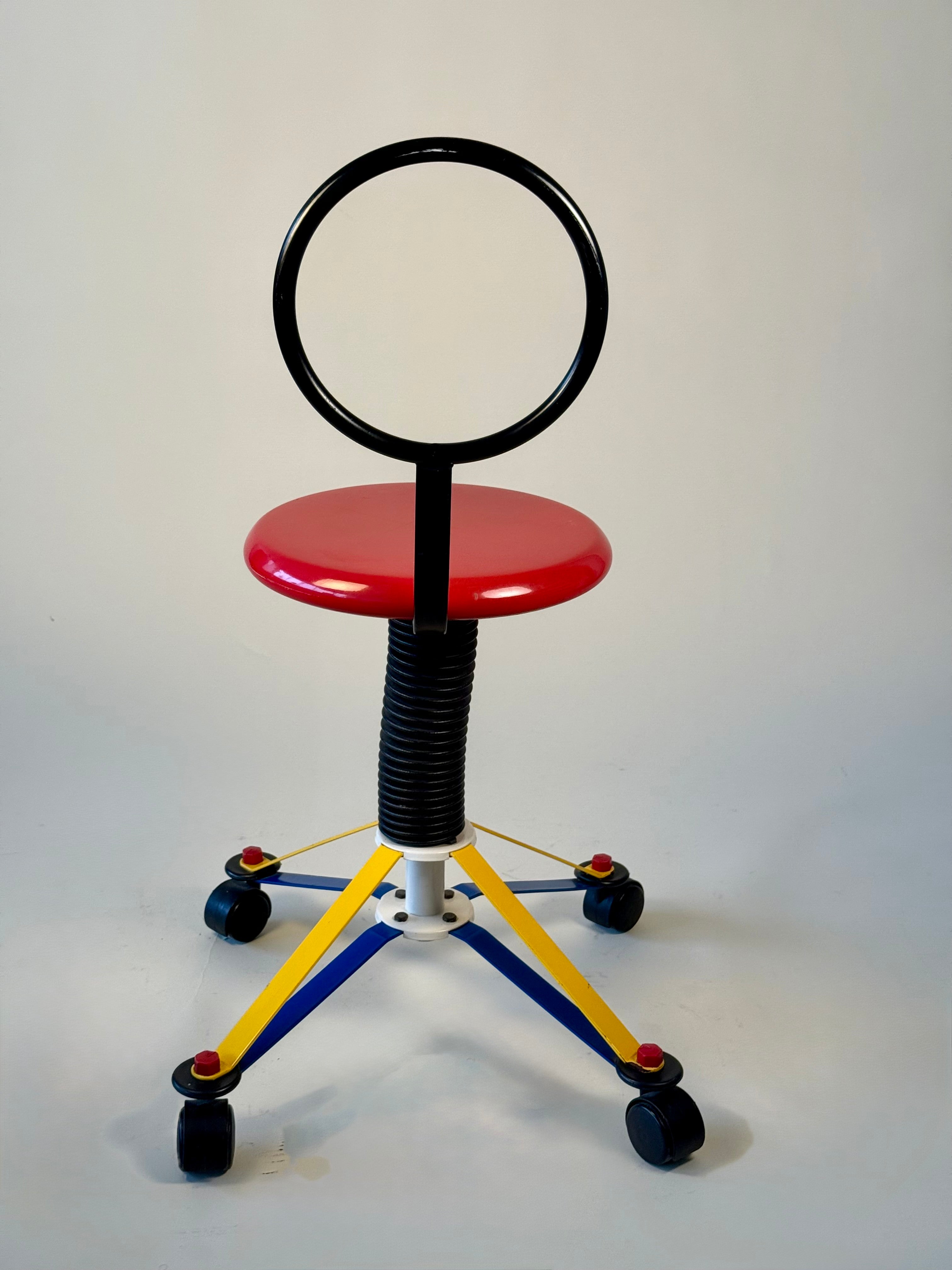 Petite chaise pivotante postmoderne par Amisco, Québec, circa 1990