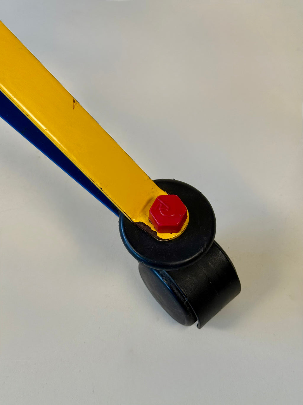 Petite chaise pivotante postmoderne par Amisco, Québec, circa 1990