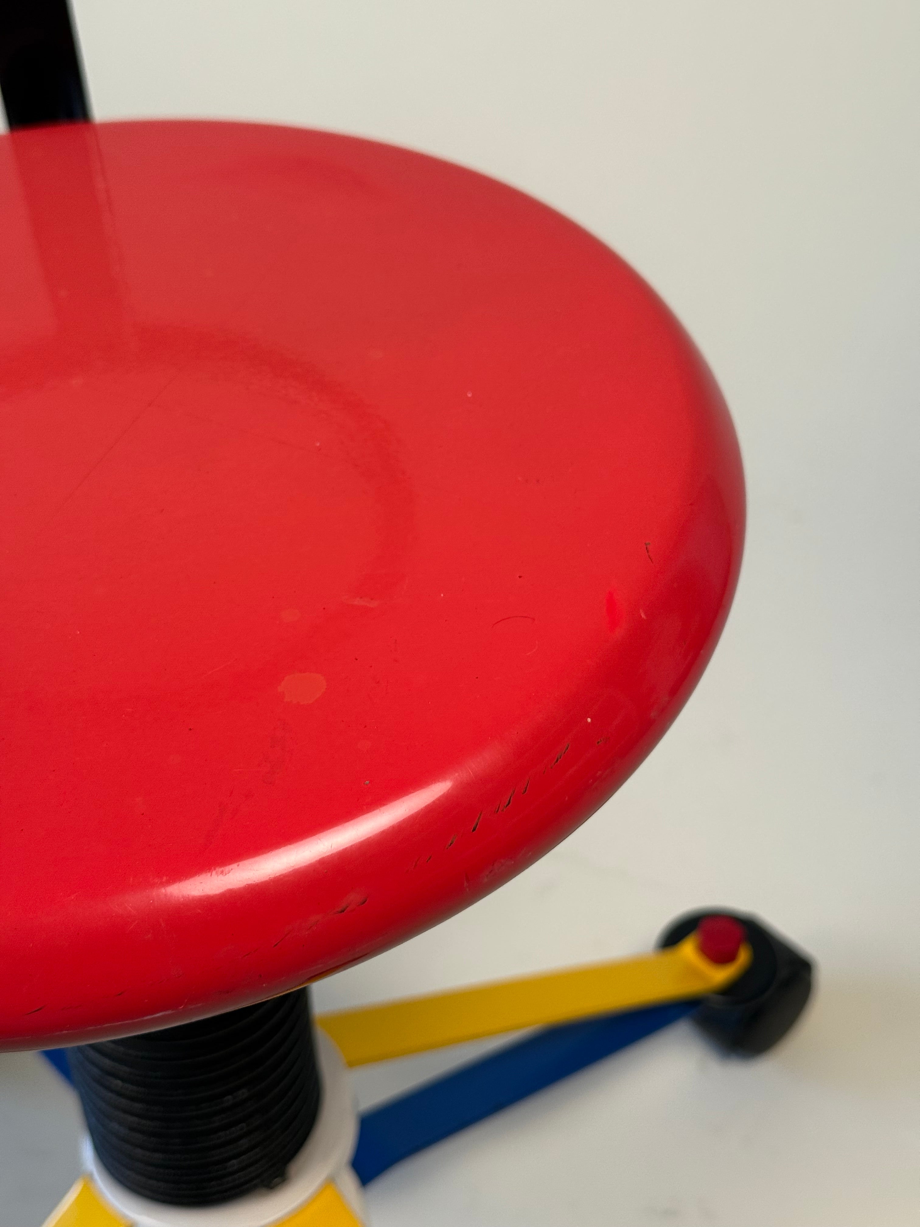 Petite chaise pivotante postmoderne par Amisco, Québec, circa 1990