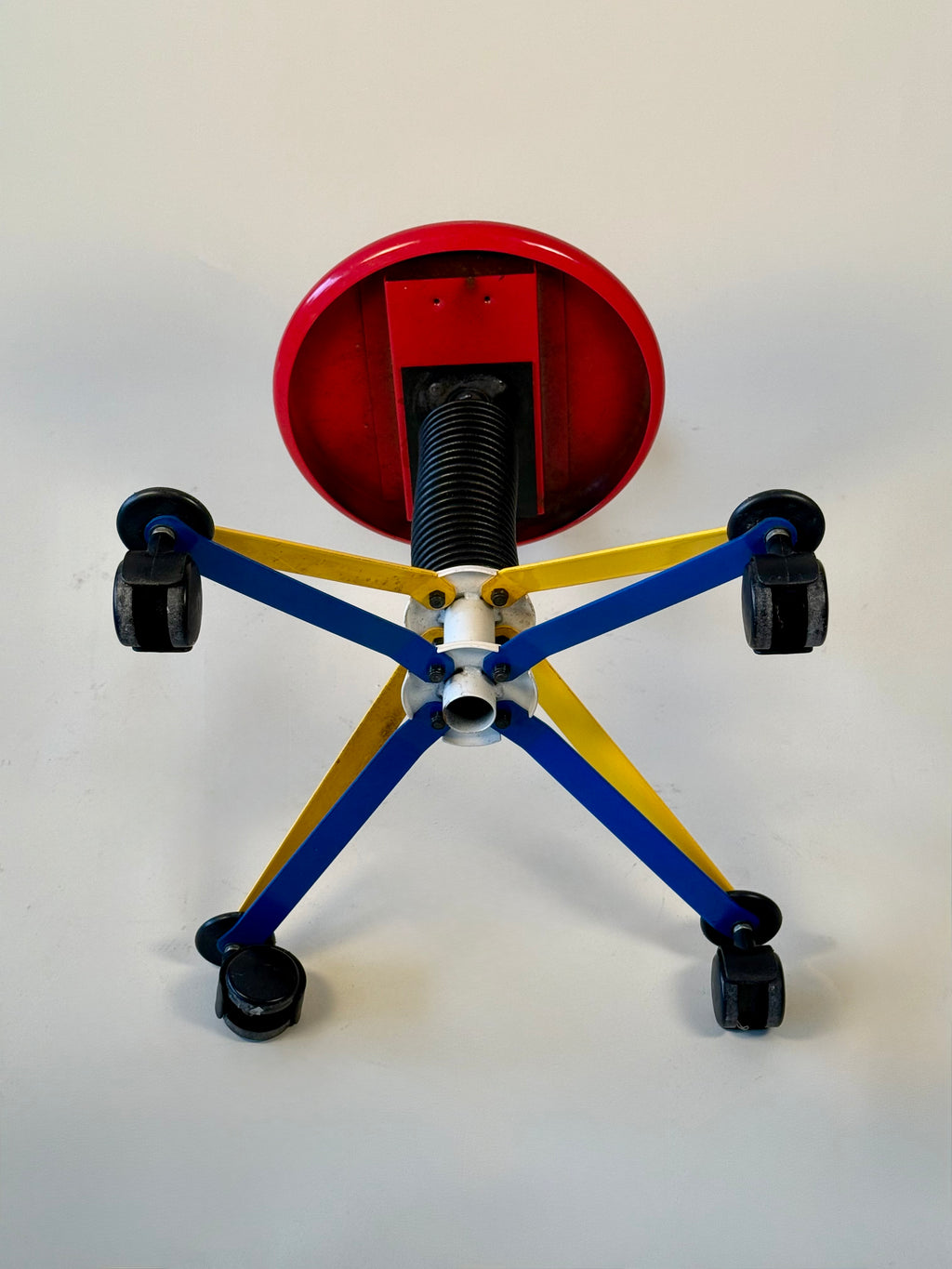 Petite chaise pivotante postmoderne par Amisco, Québec, circa 1990